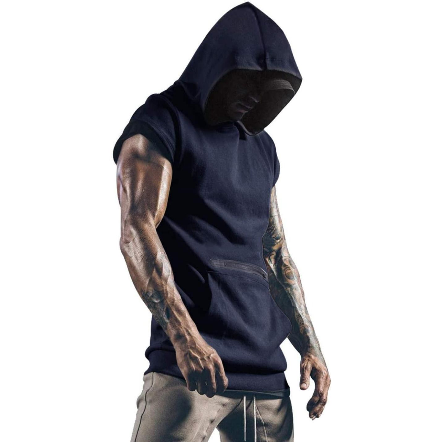 Man met gespierde getatoeëerde armen, gekleed in een marineblauwe Gym-tanktop voor heren en een grijze korte broek, met zijn hoofd verborgen door de capuchon.