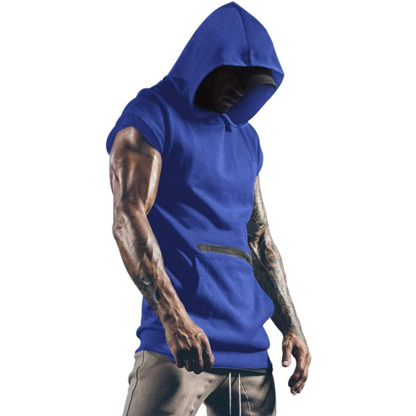 Een gespierd persoon in een blauwe Gym-tanktop voor heren en een grijze korte broek, met gedetailleerde tatoeages op de armen, staande met het hoofd naar beneden en een onzichtbaar gezicht.