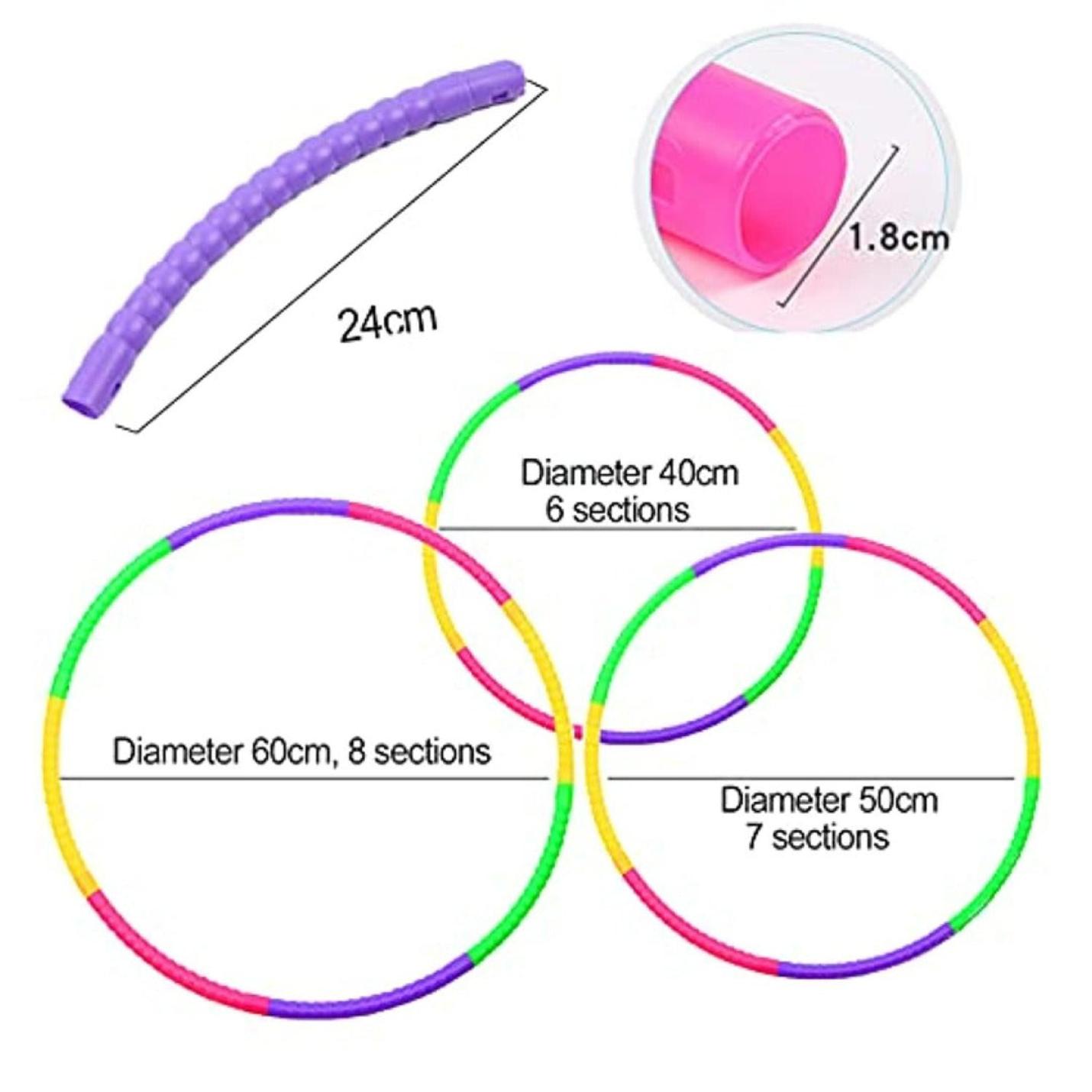 Afbeelding met verschillende fitnesshoepels en accessoires, waaronder een paarse flexibele stok, een roze massageroller en drie veelkleurige verstelbare Laat je kinderen stralen met onze kleurrijke hoelahoep voor kinderen - Plezier en beweging in één! van verschillende diameters met sectiedetails.