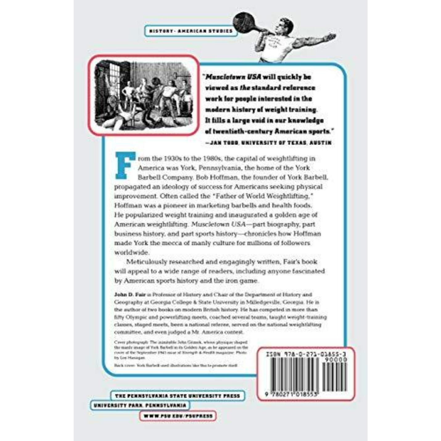 Achterkant van het boek "John D Fair: Muscletown USA", met tekst die de inhoud en recensies van het boek beschrijft, een streepjescode en een afbeelding van een man die aan een tekentafel in York Barbell werkt, ter illustratie van zijn reis in de wereld van gewichtheffen.