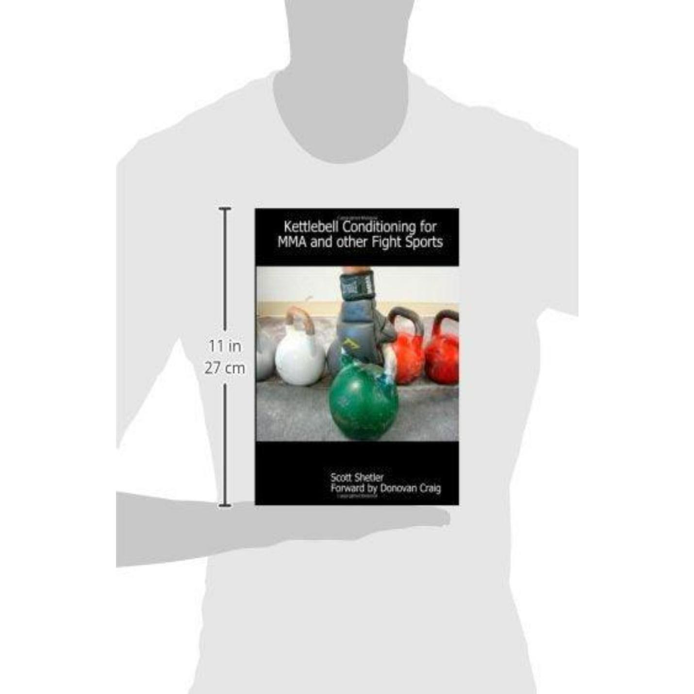 Boekomslag van "Kettlebell Conditioning for MMA and Other Fight Sports" van Scott Shetler met verschillende gekleurde kettlebells ervoor.