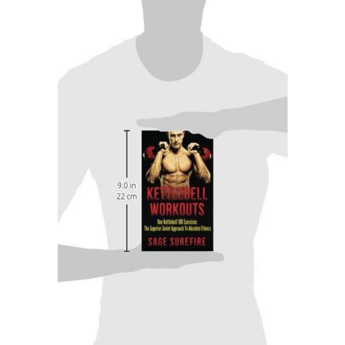 Boek getiteld "Kettlebell Workouts: One Kettlebell 100 Exercises - The Superior Sovjet Approach To Absolute Fitness; Kettlebell Workouts And Kettlebell Training" door Sage Surefire over functionele fitness, met een gespierde man op de omslag, weergegeven op een witte mannequin met maatschaal.