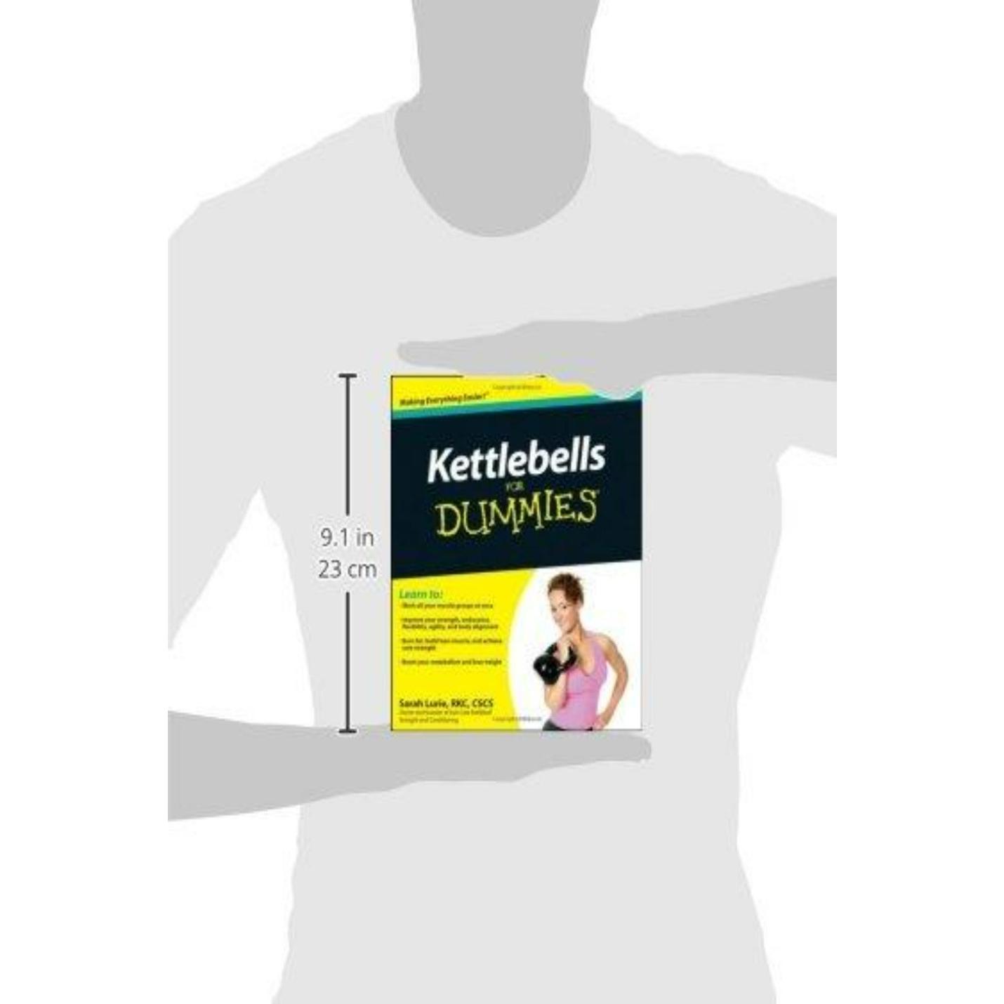 Een illustratie van een persoon die een boek vasthoudt met de titel "Kettlebells For Dummies" met de afmetingen aan de linkerkant.