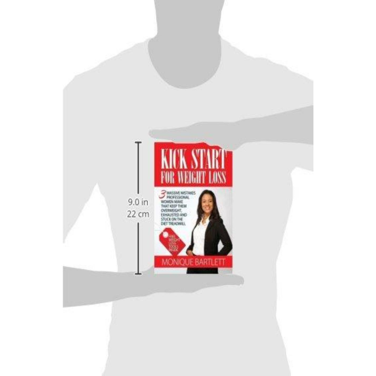 Boek met de titel "Kick Start For Weight Loss: 3 enorme fouten die professionele vrouwen maken waardoor ze te zwaar, uitgeput en vast blijven zitten op de dieetloopband" door Monique Bartlett, vastgehouden door een karakterloze grijze mannequin met maatlijnen.