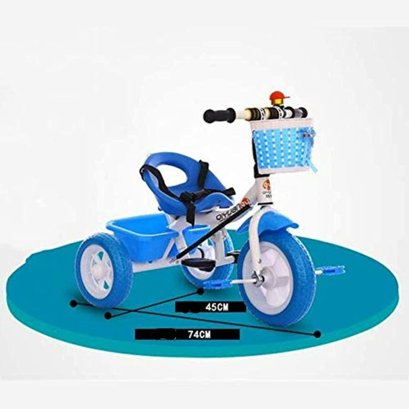 Ervaar avontuur met onze kinder driewieler - Veilig, stijlvol en leuk! met een mand en bidonhouder op een effen blauwgroen achtergrond, afmetingen aangegeven als 45 cm bij 74 cm.