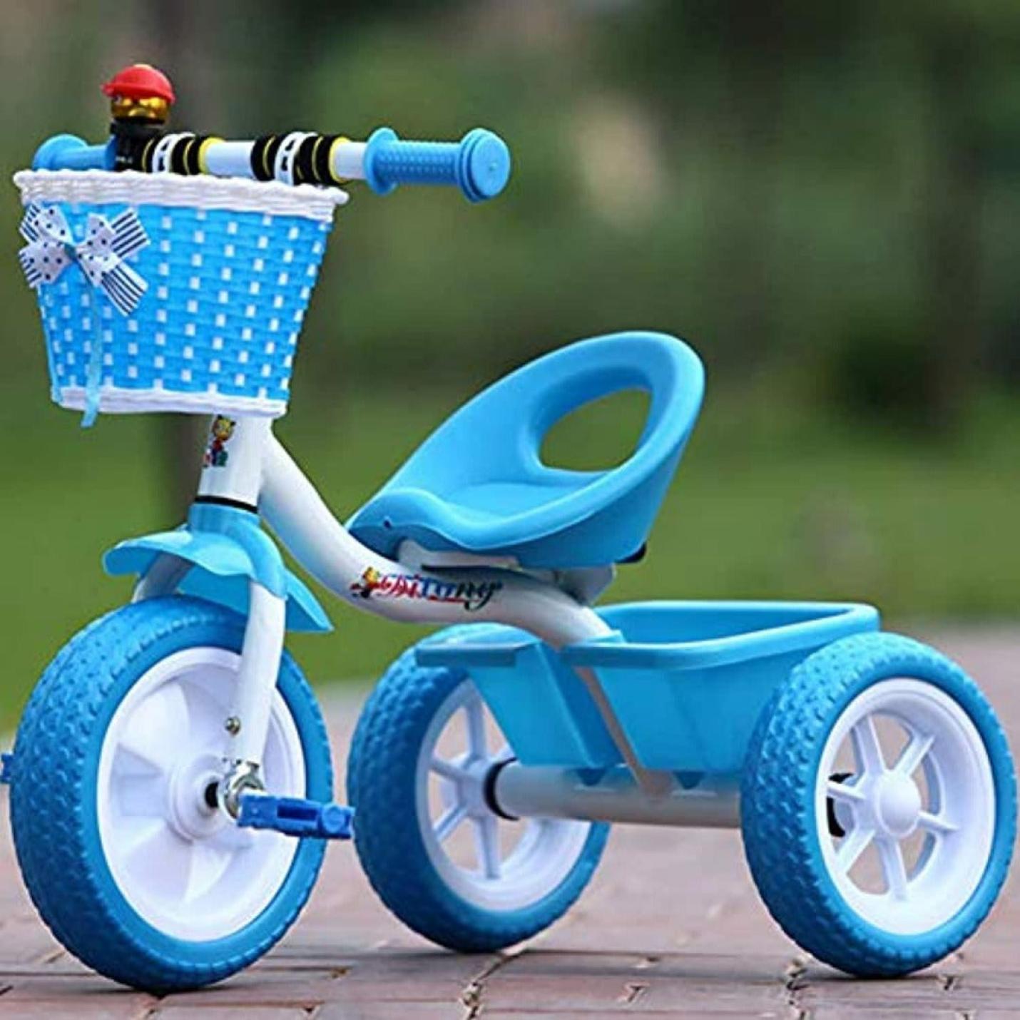 Een blauwe Ervaar avontuur met onze kinder driewieler met een achtermand en een voormand versierd met een strik, buiten geparkeerd op een verharde ondergrond.
