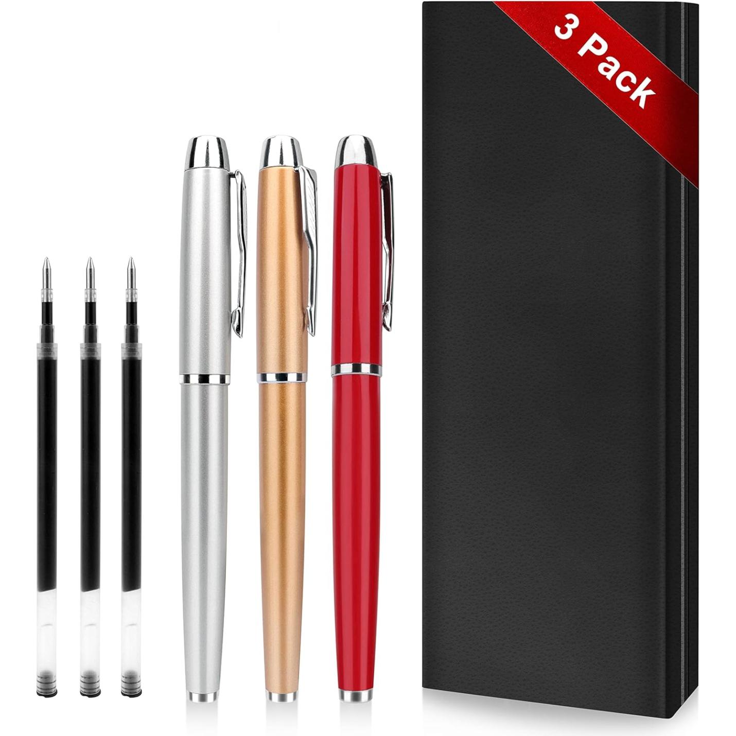 Een set van drie rollerballpennen in de kleuren zwart, zilver en rood, met verwisselbare punten en een zwarte doosverpakking, voor een soepele schrijfervaring.