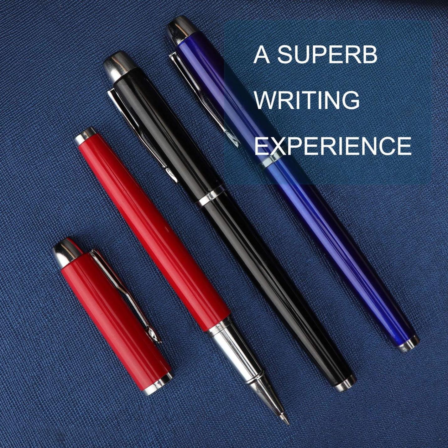 Laat een blijvende indruk achter met deze elegante en hoogwaardige rollerbalpen gerangschikt op een blauw stoffen oppervlak.