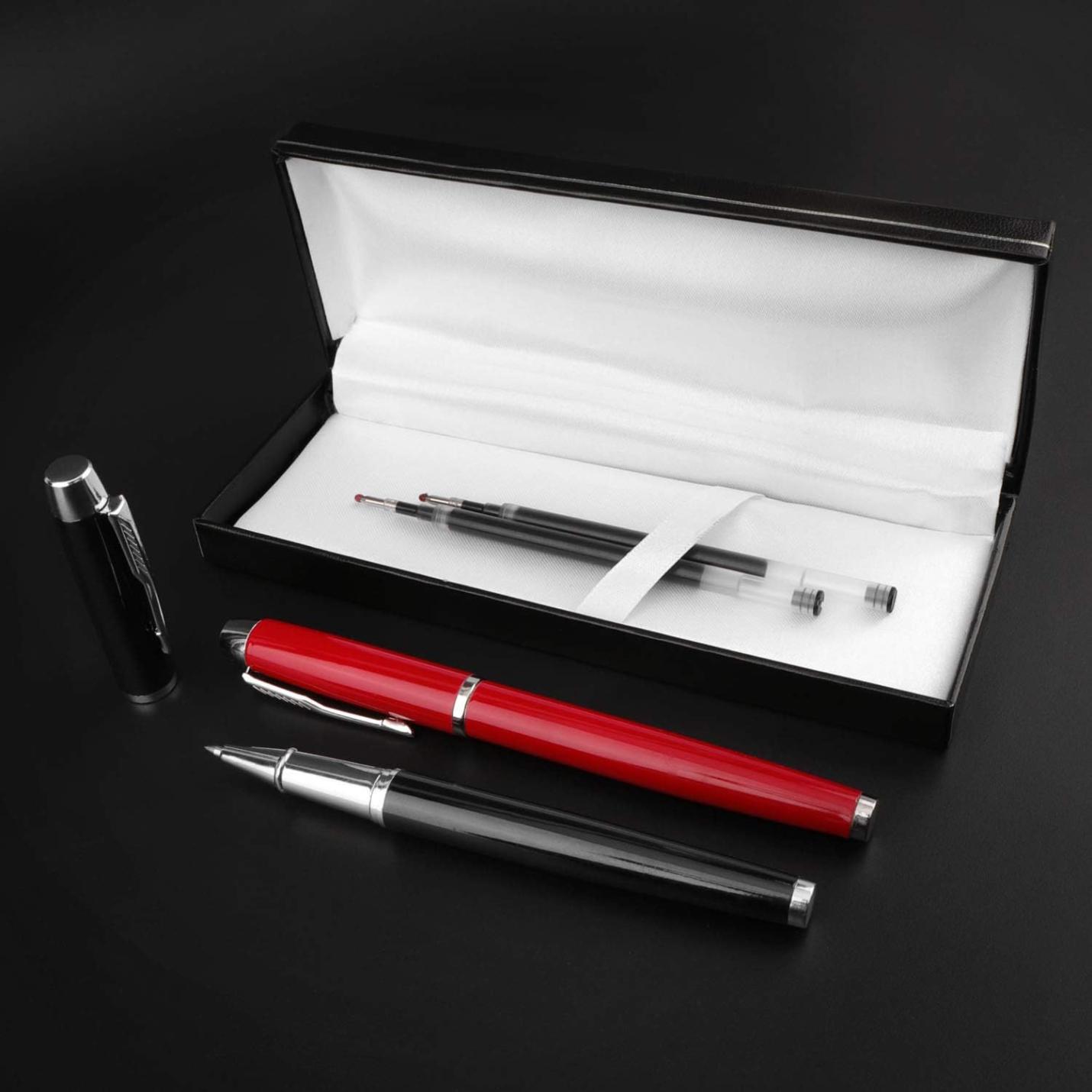 Laat een blijvende indruk achter met deze elegante en hoogwaardige rollerbalpenset met inktvulling en presentatiedoos op een zwarte achtergrond, gemaakt van hoogwaardige materialen voor een.