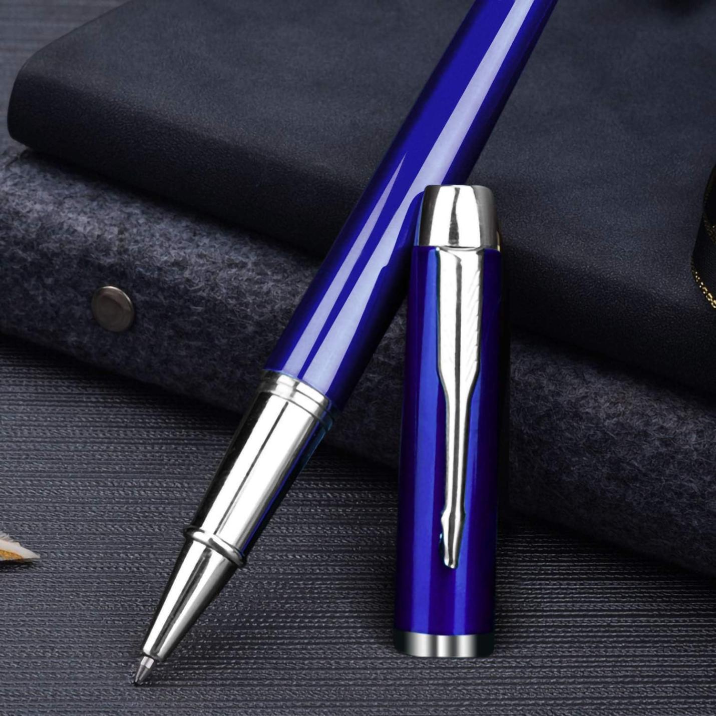 Laat een blijvende indruk achter met deze elegante en hoogwaardige rollerbalpen op structureel oppervlak naast een zwart notitieboek.