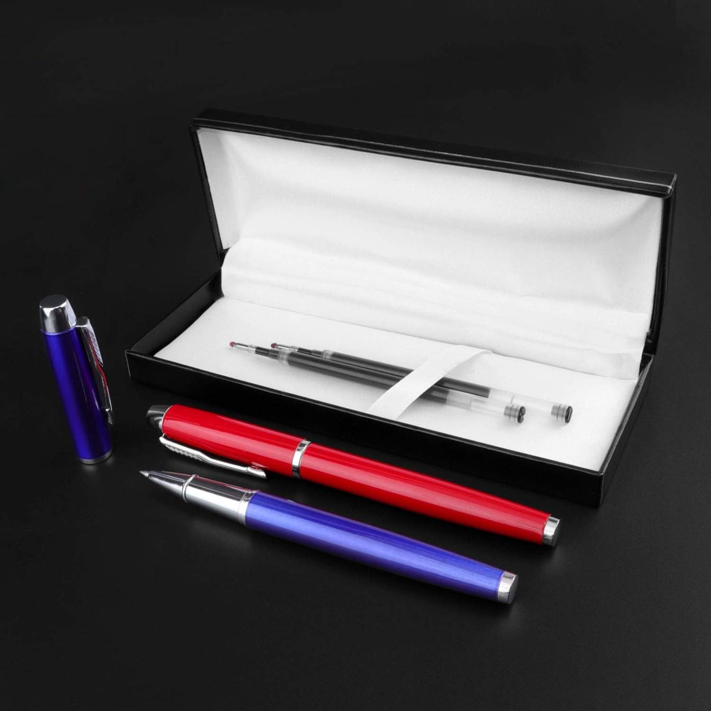 Laat een blijvende indruk achter met deze elegante en hoogwaardige rollerbalpenset, weergegeven in een geschenkverpakking op een zwarte achtergrond.
