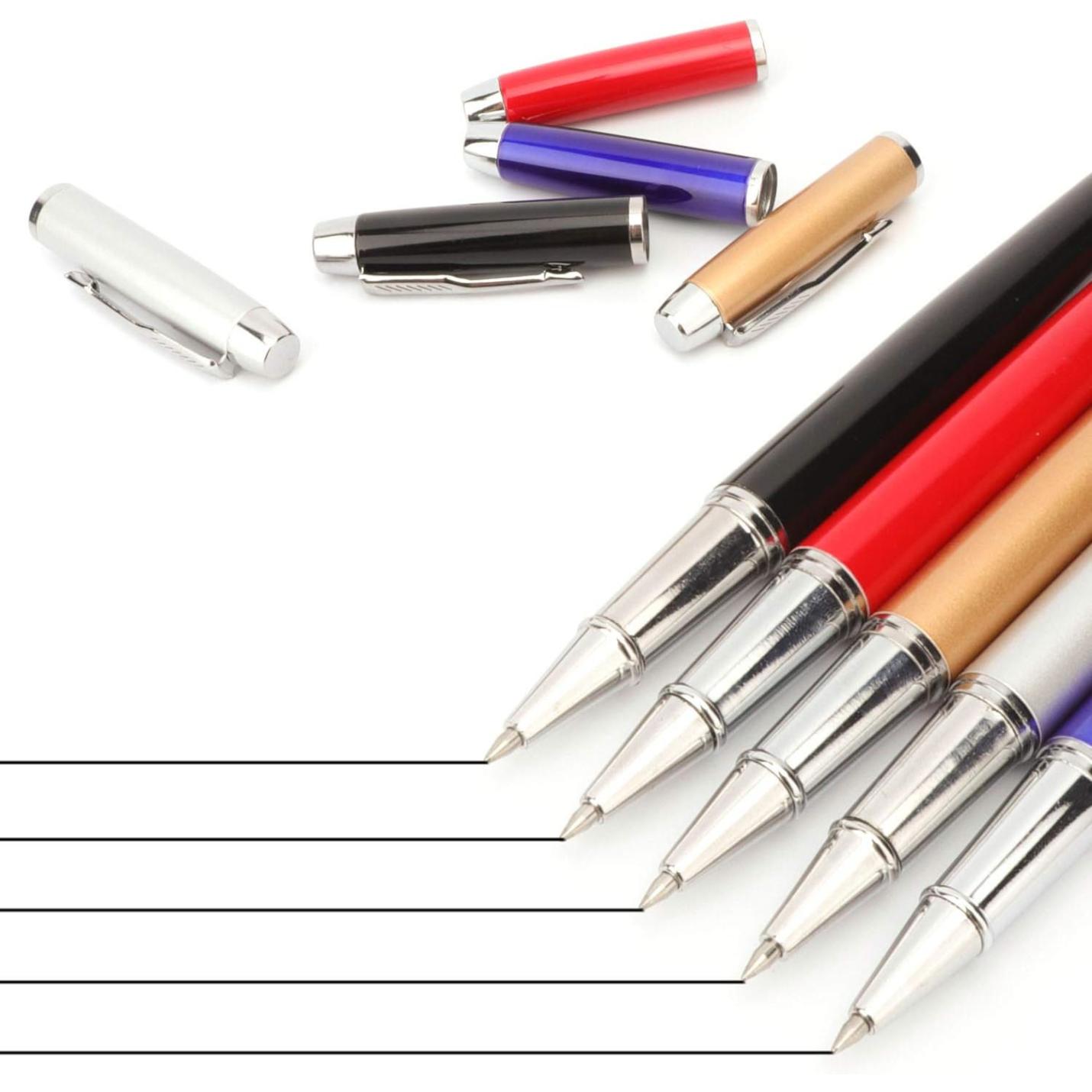 Laat een blijvende indruk achter met deze elegante en hoogwaardige rollerbalpen neergelegd naast een blanco notitieboekje met lijnen, klaar om te schrijven.