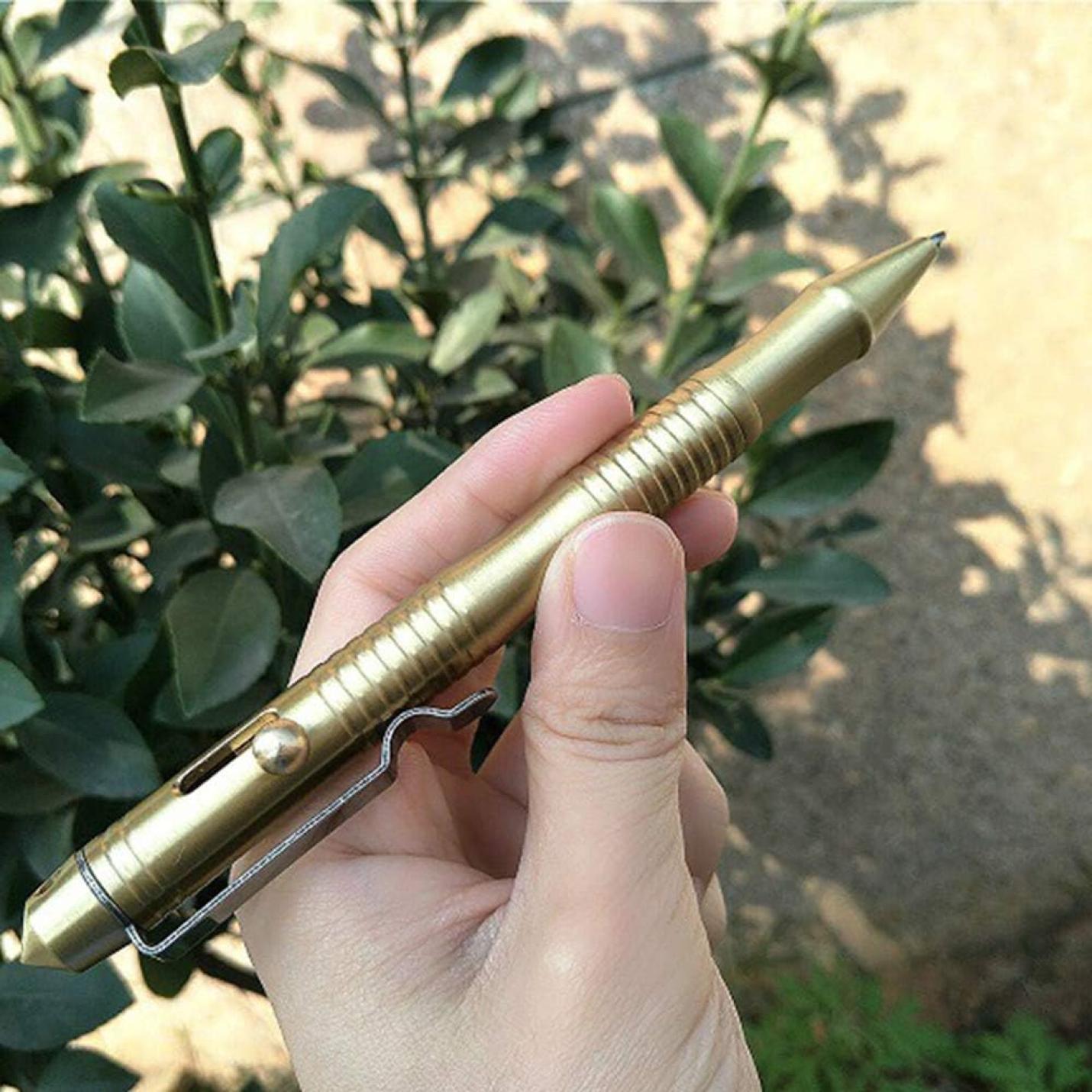 Een hand die een Duurzaam, elegant & perfect voor uw unieke handtekening buiten vasthoudt met groen op de achtergrond.