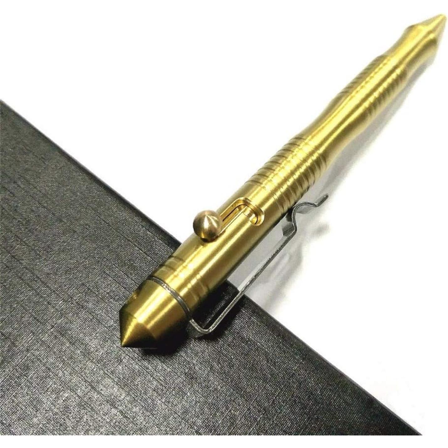 Maak een statement met de massieve messing pen: Duurzaam, elegant en perfect voor uw unieke handtekening met een grendelmechanisme dat op een donker oppervlak ligt.