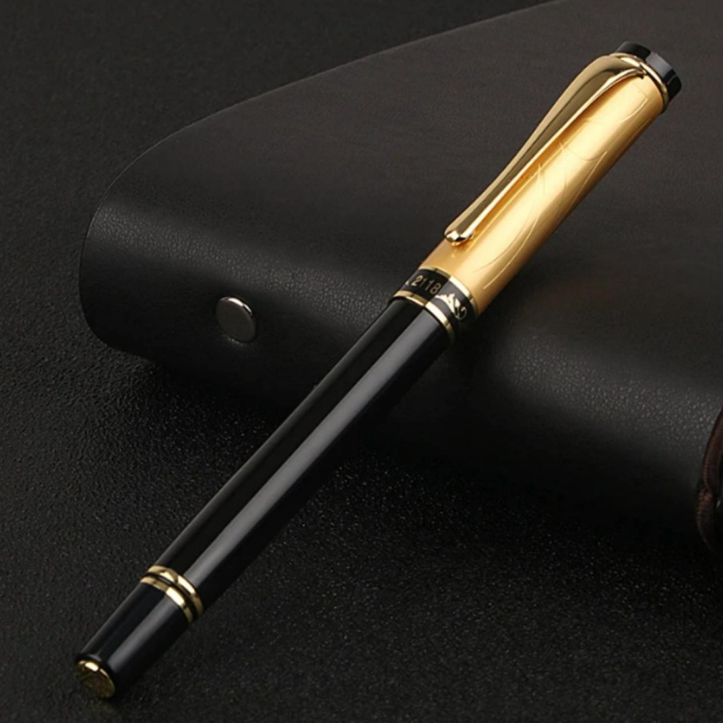 Een elegante Maak een sterke indruk met onze klassieke luxe metalen balpen rustend op een leren oppervlak met comfortabele grip.