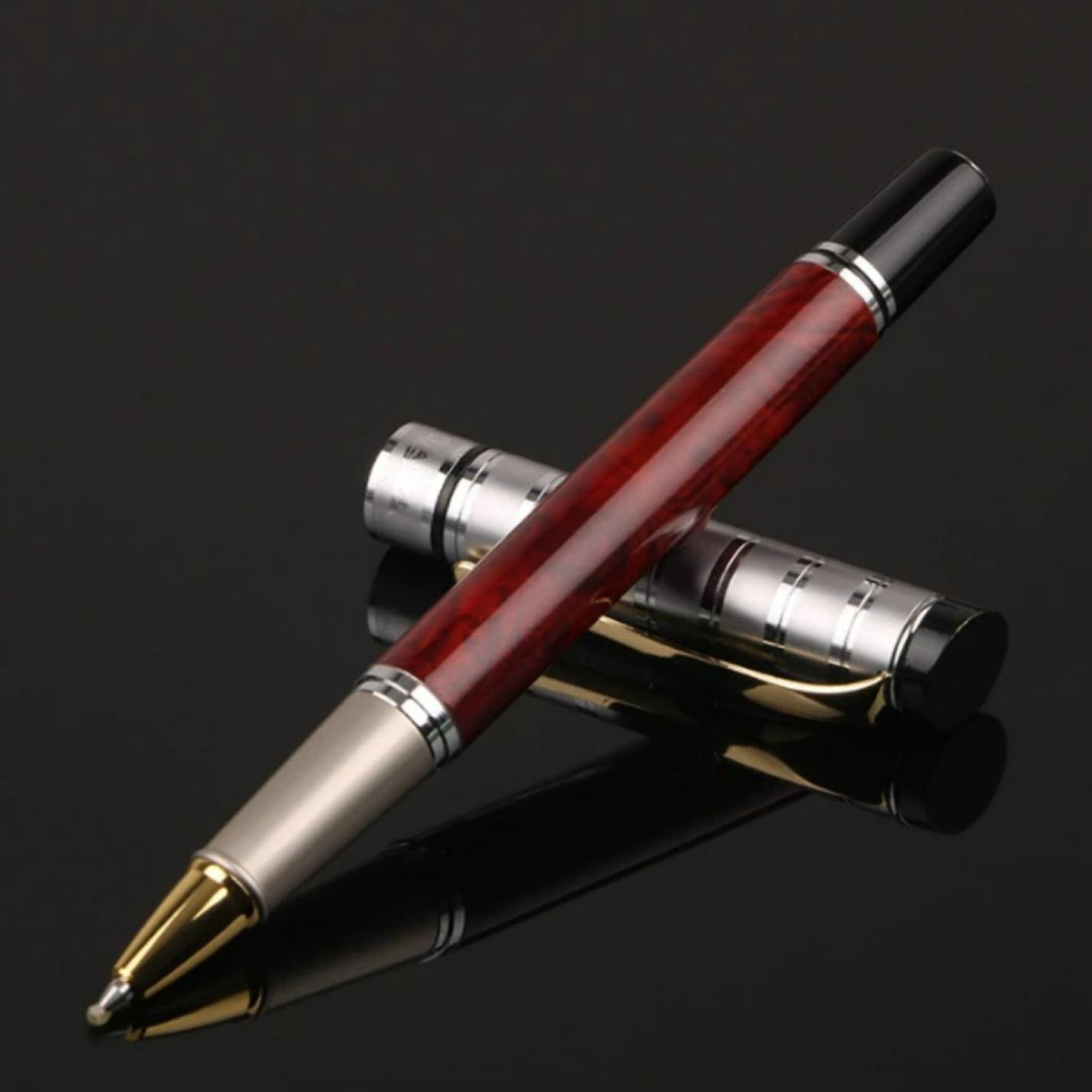 Elegante balpen met rood en zwart gemarmerd ontwerp op een reflecterend zwart oppervlak, dat een comfortabele grip biedt voor een soepele schrijfervaring.