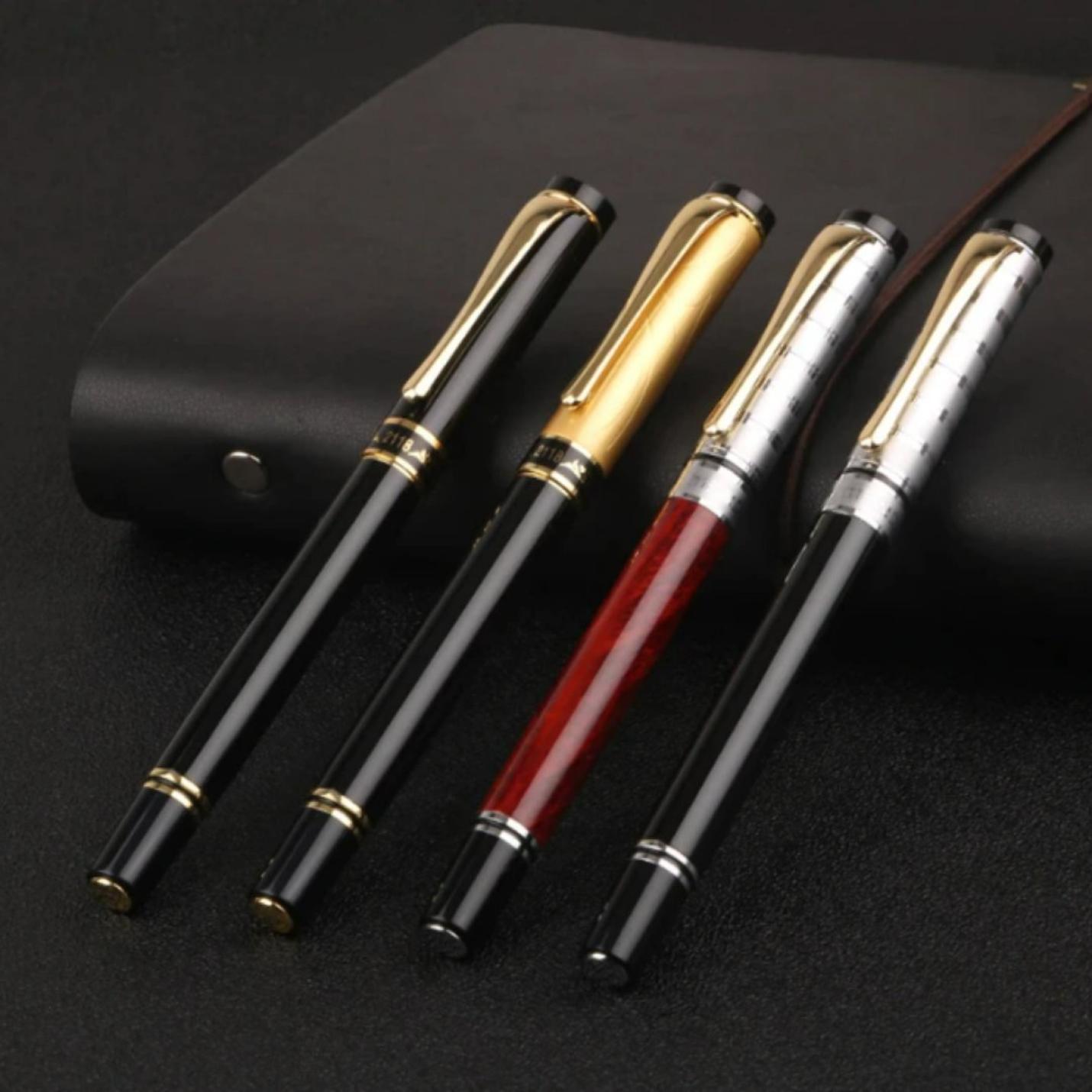 Een verzameling van vier elegante Maak een sterke indruk met onze klassieke luxe metalen balpennen, die een soepele schrijfervaring bieden, liggend op een donkere ondergrond.