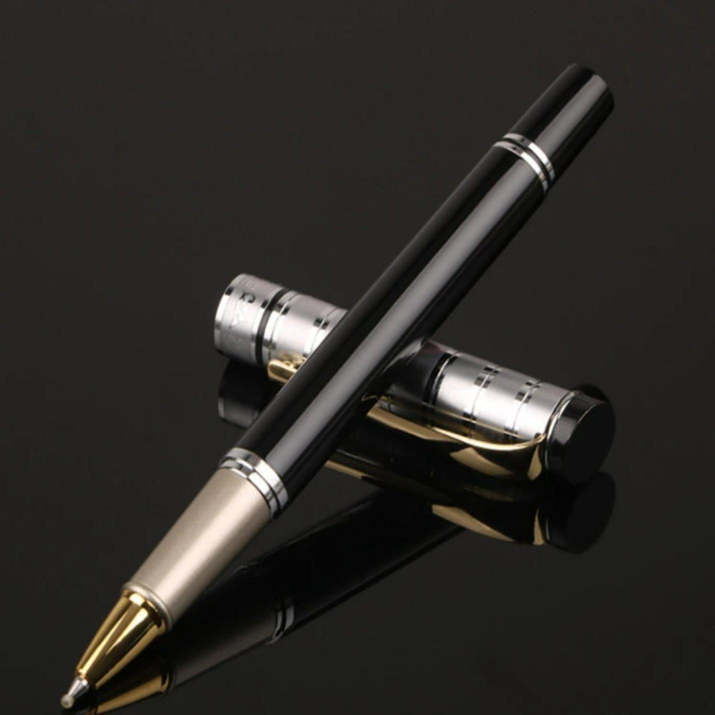 Zin met productnaam: Maak een sterke indruk met onze klassieke Maak een sterke indruk met onze klassieke luxe metalen balpen met metallic accenten op een donker reflecterend oppervlak.