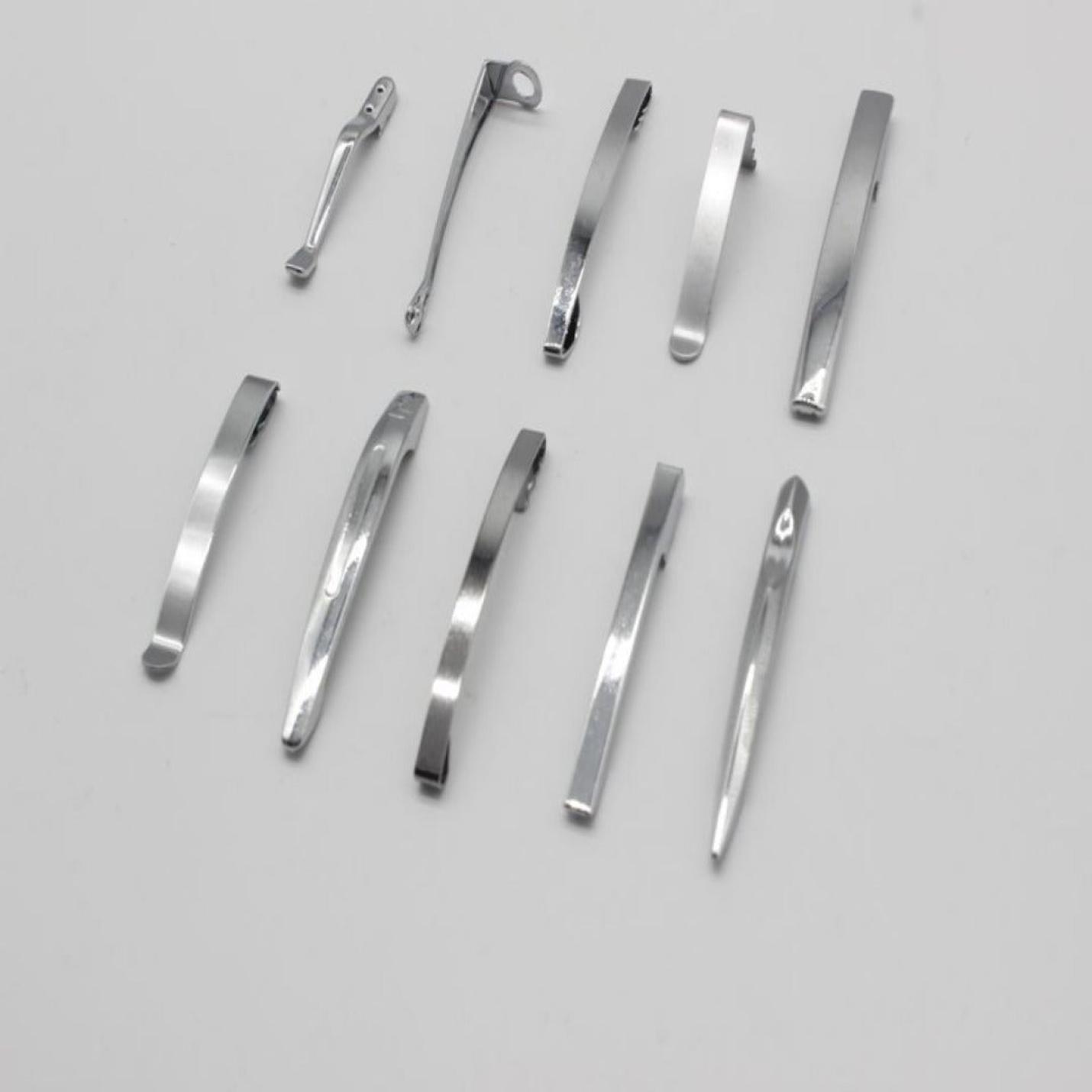 Een assortiment metalen halsbandsteunen met universele pasvorm gerangschikt op een lichte achtergrond. Nooit meer uw pen kwijtraken met deze set van 10 metalen penclips!