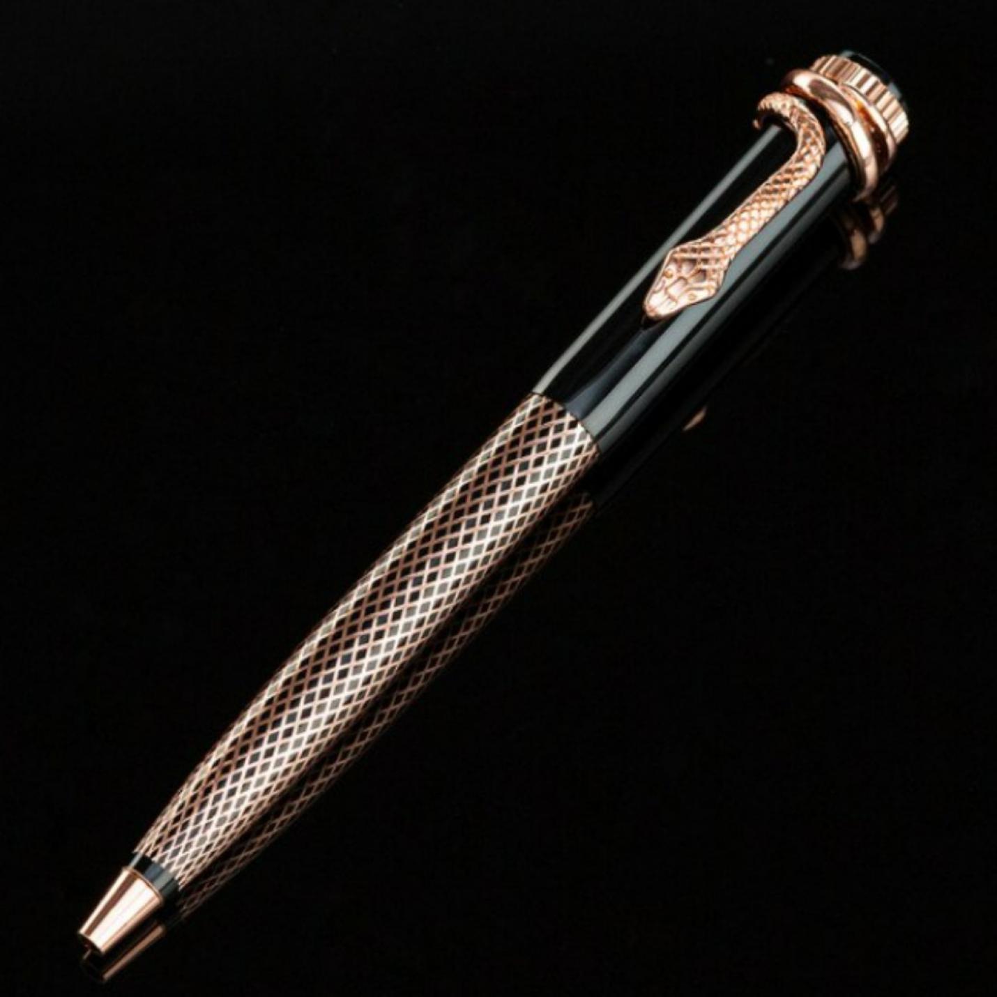Ontdek de combinatie van onze metalen slangbalpen met reliëfdetails en gouden accenten op een zwarte achtergrond, met een uniek slangontwerp.