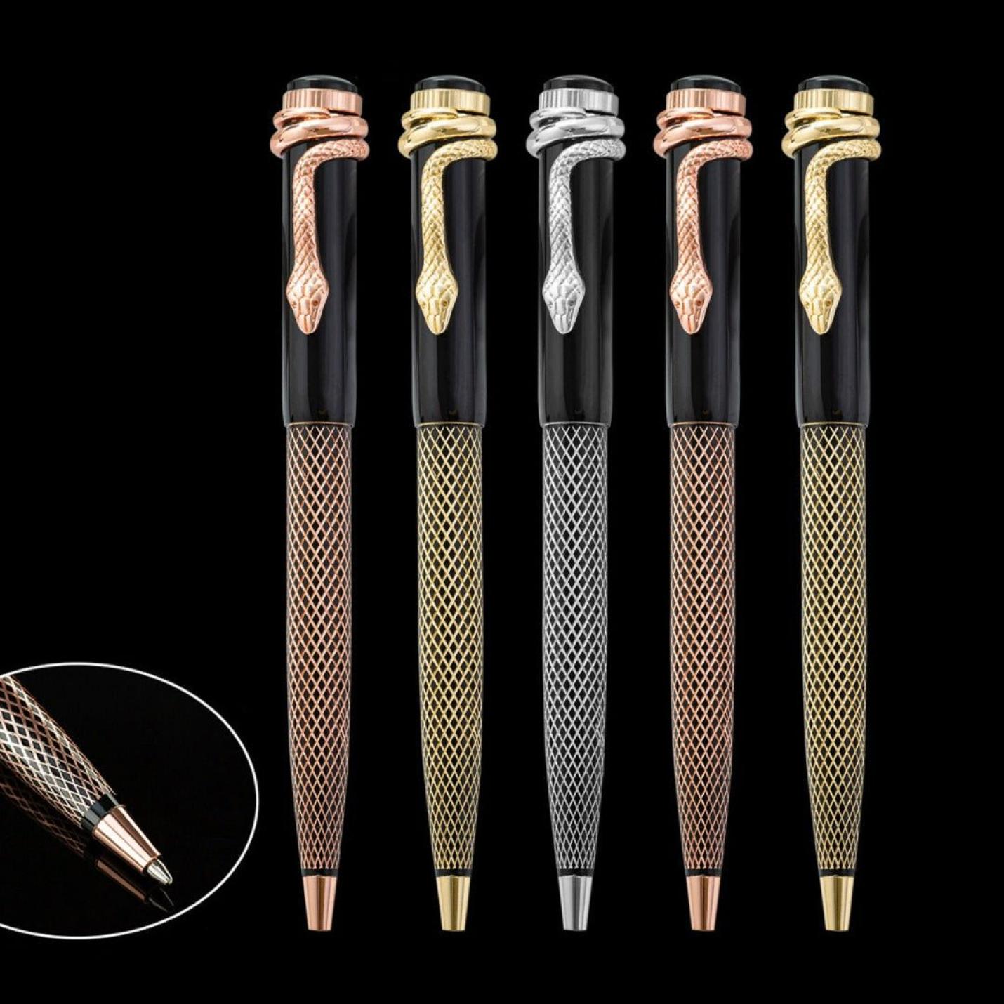 Een verzameling van vijf Ontdek de betovering van onze metalen slangbalpennen met unieke slangenmotieven en metallic afwerkingen op een zwarte achtergrond.