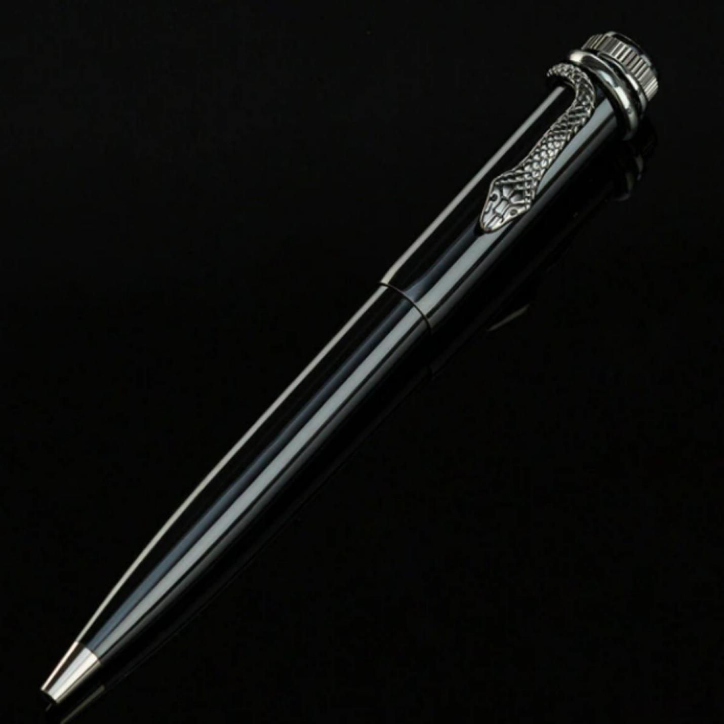 Elegante zwarte Ontdek de betovering van onze metalen slangbalpen met zilveren accenten en een uniek slangenontwerp, met ingewikkelde details op een donkere achtergrond.