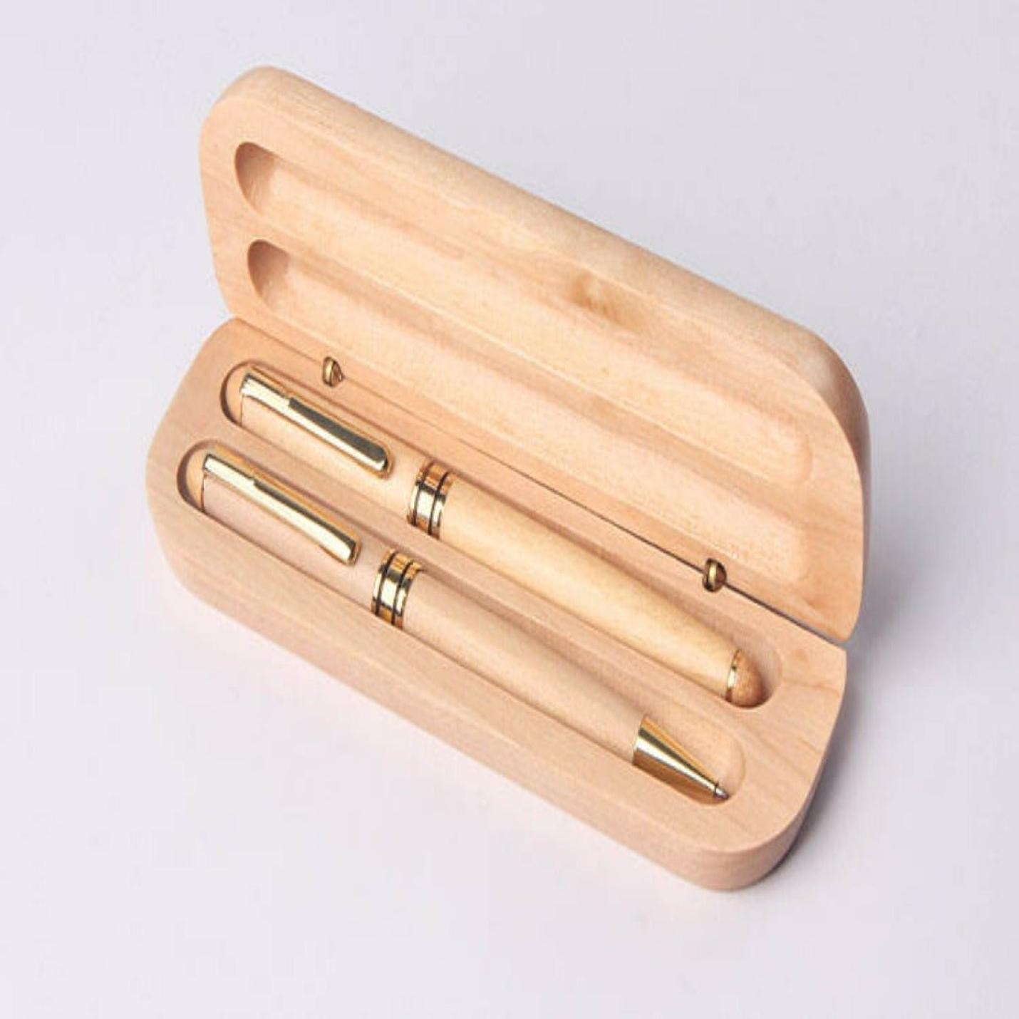 Houten pennendoos met twee Ontdek de elegantie van onze hoogwaardige houten balpennen binnen tegen een effen achtergrond.