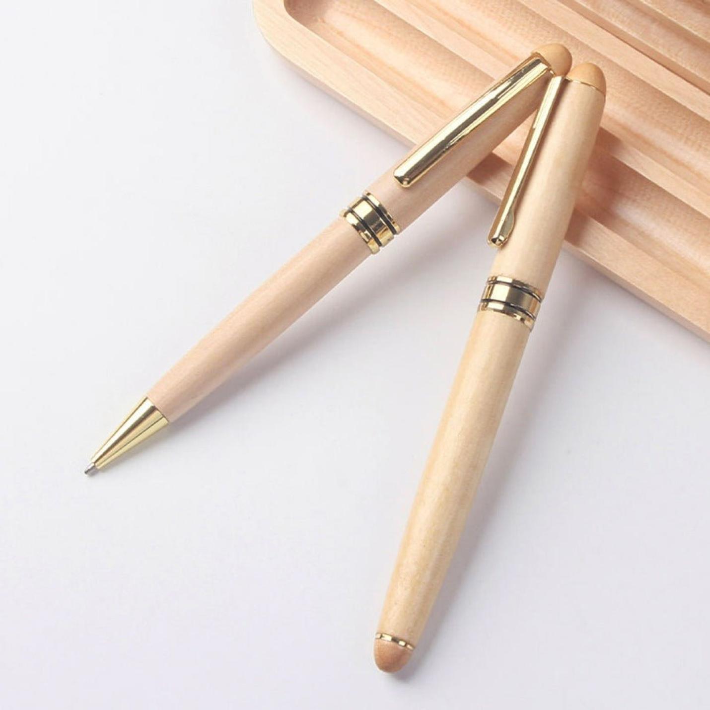 Een duurzame, handgemaakte Ontdek de elegantie van onze hoogwaardige houten balpen naast een etui op een lichte achtergrond.
