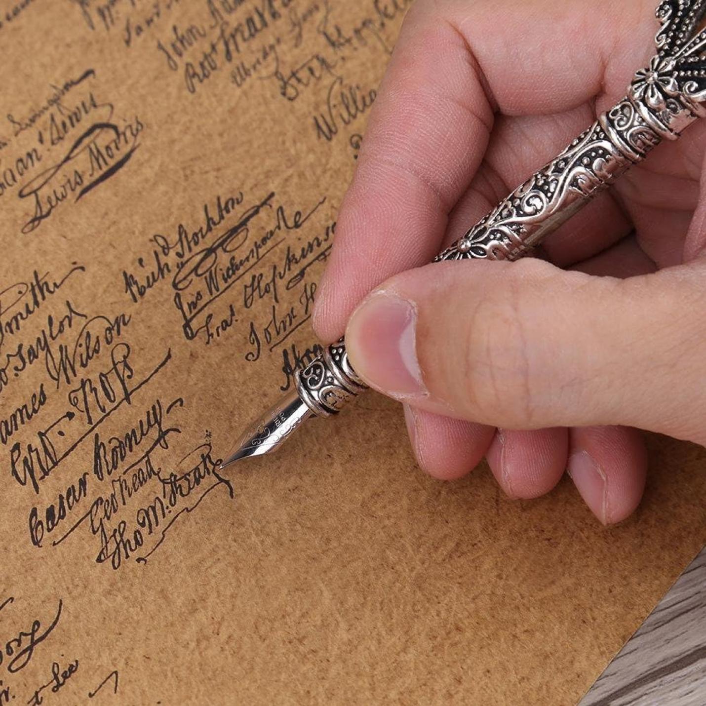 Handschrift met een Ontdek de magie van kalligrafie retro ganzenveerset op perkamentpapier.