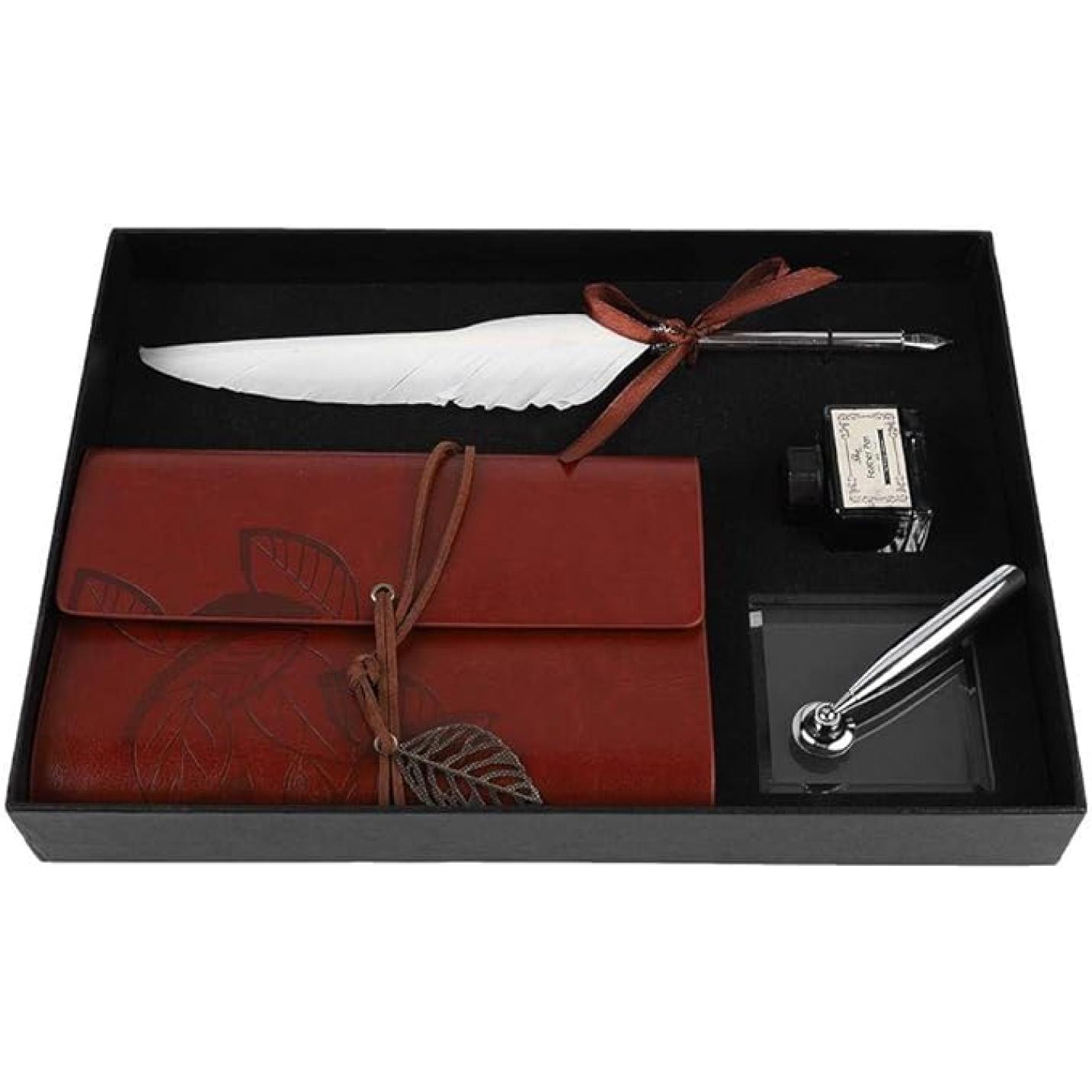 Kalligrafieset met Ontdek de magie van kalligrafie: Vintage veerpen en inkt, en een roodleren dagboek in een presentatiedoos.