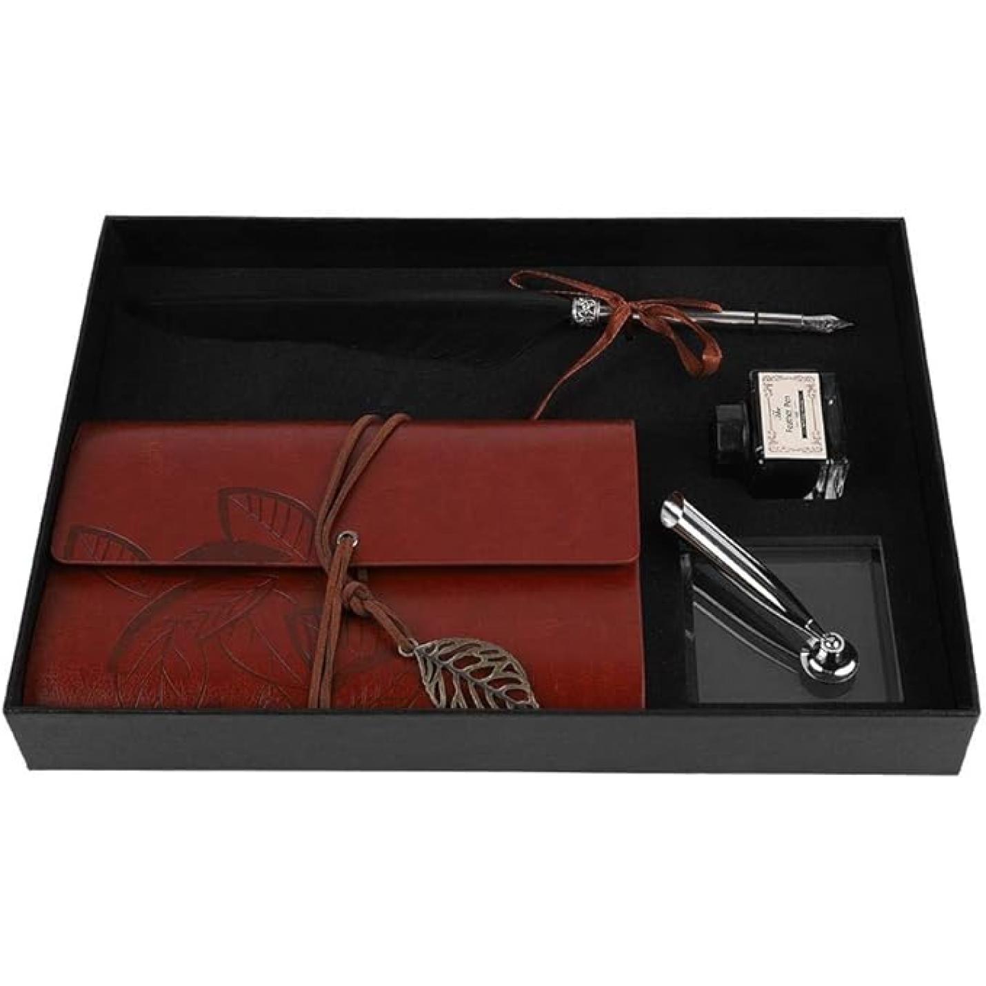Elegante Ontdek de magie van kalligrafie: Vintage veerpen en leren notitieboekset met een rood, leergebonden dagboek, kroontjespen met penpunt, inktfles en een boekenlegger in een zwarte presentatiedoos.