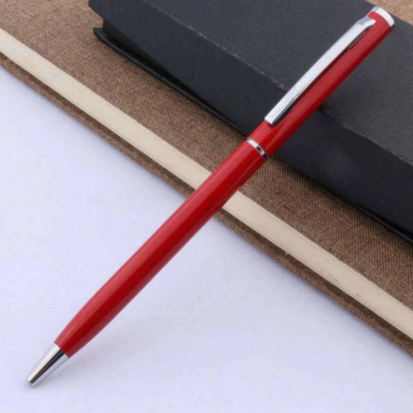 Ontdek de tijdloze elegantie van klassieke balpennen die op een gesloten notitieboekje roest.