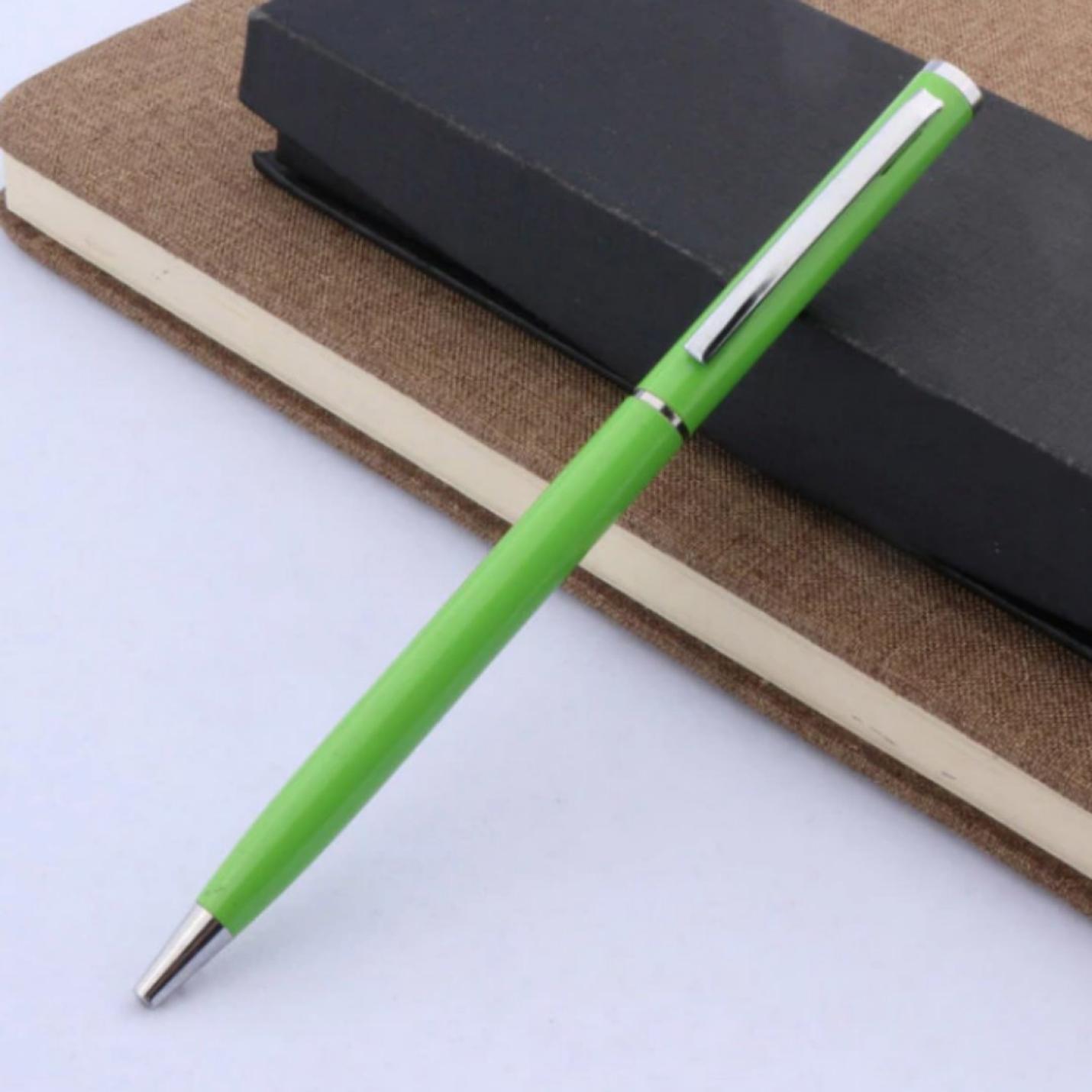 Een betaalbare, groene Ontdek de tijdloze elegantie van klassieke balpennen roest op een gesloten notitieboek met een zwarte kaft.