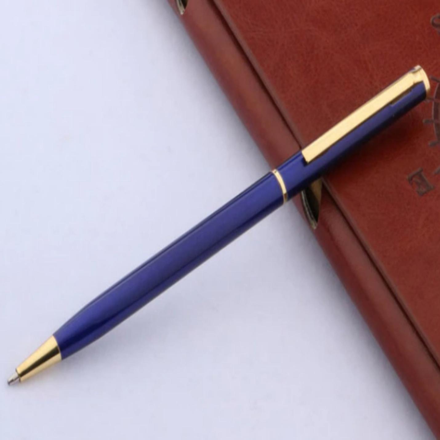Ontdek de tijdloze elegantie van klassieke balpennen roest op een bruin lederen planner.