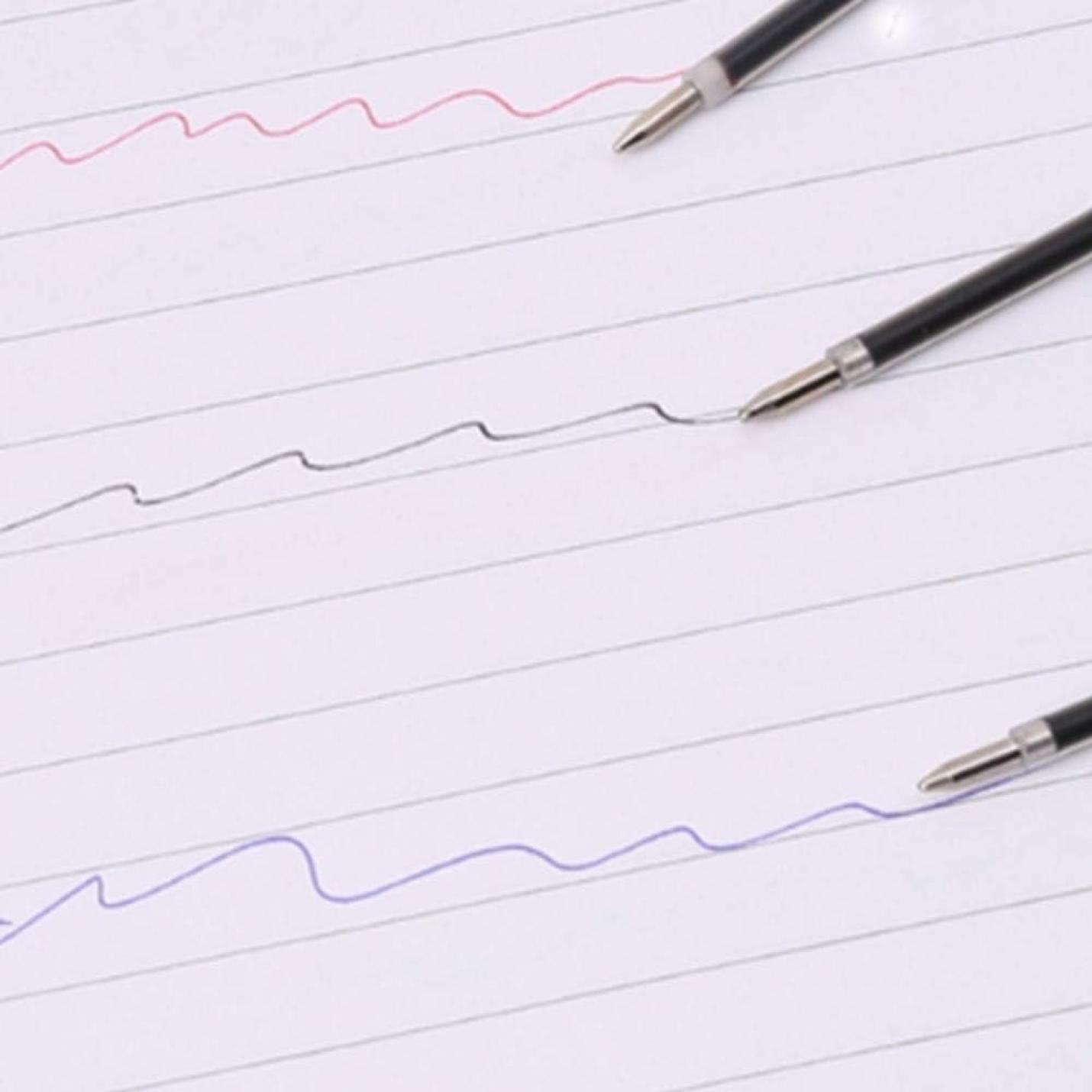 Drie pennen met Ontketen schrijfplezier: balpen vullingen in zwart en blauw - set van 12 stuks liggend op gelinieerd papier met golvende lijnen in rijke kleuren getekend onder elke pen.