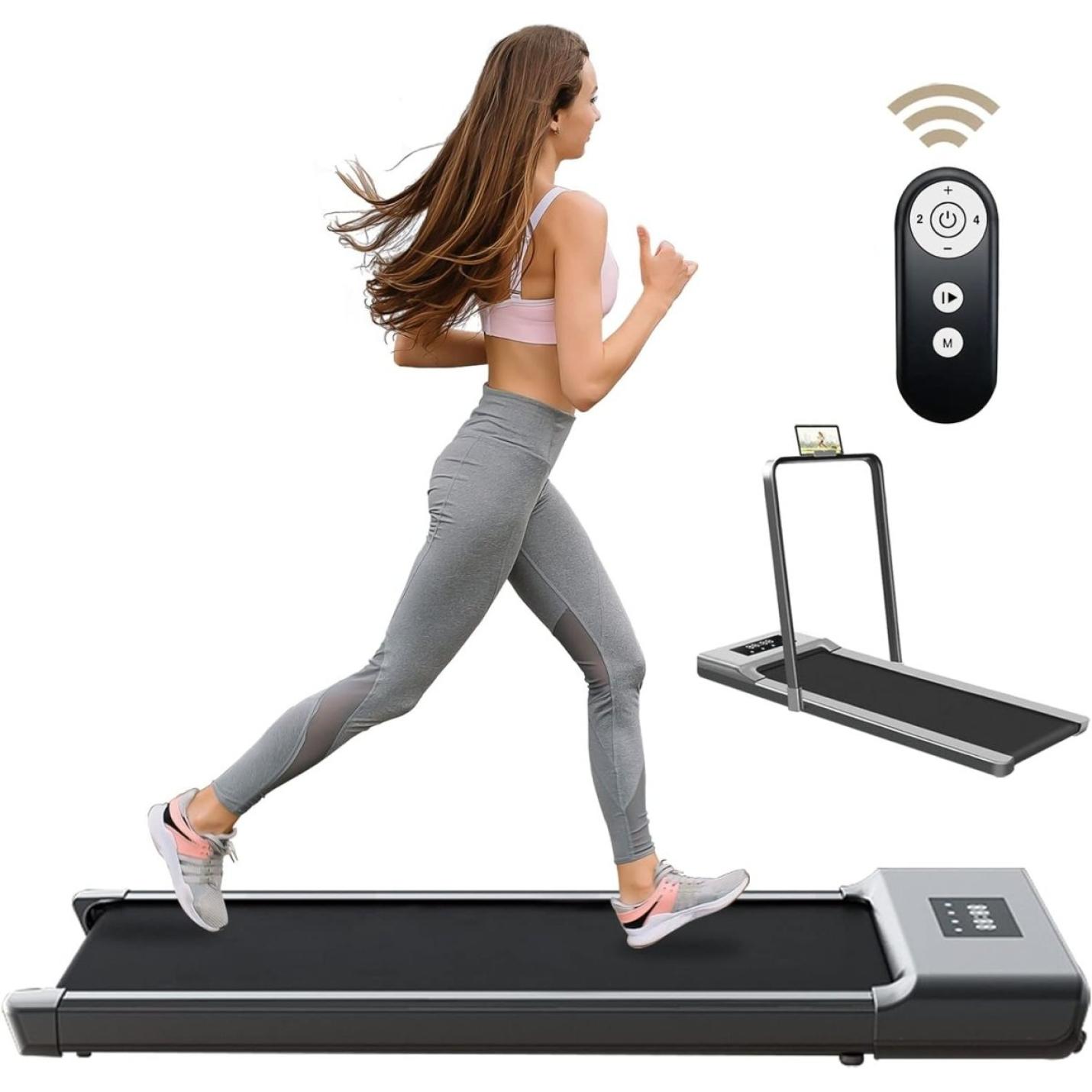 Een vrouw in activewear jogt op een Overzichtelijke en betaalbare opvouwbare loopband voor thuis, uitgerust met een afstandsbediening en mobiele telefoonhouder.