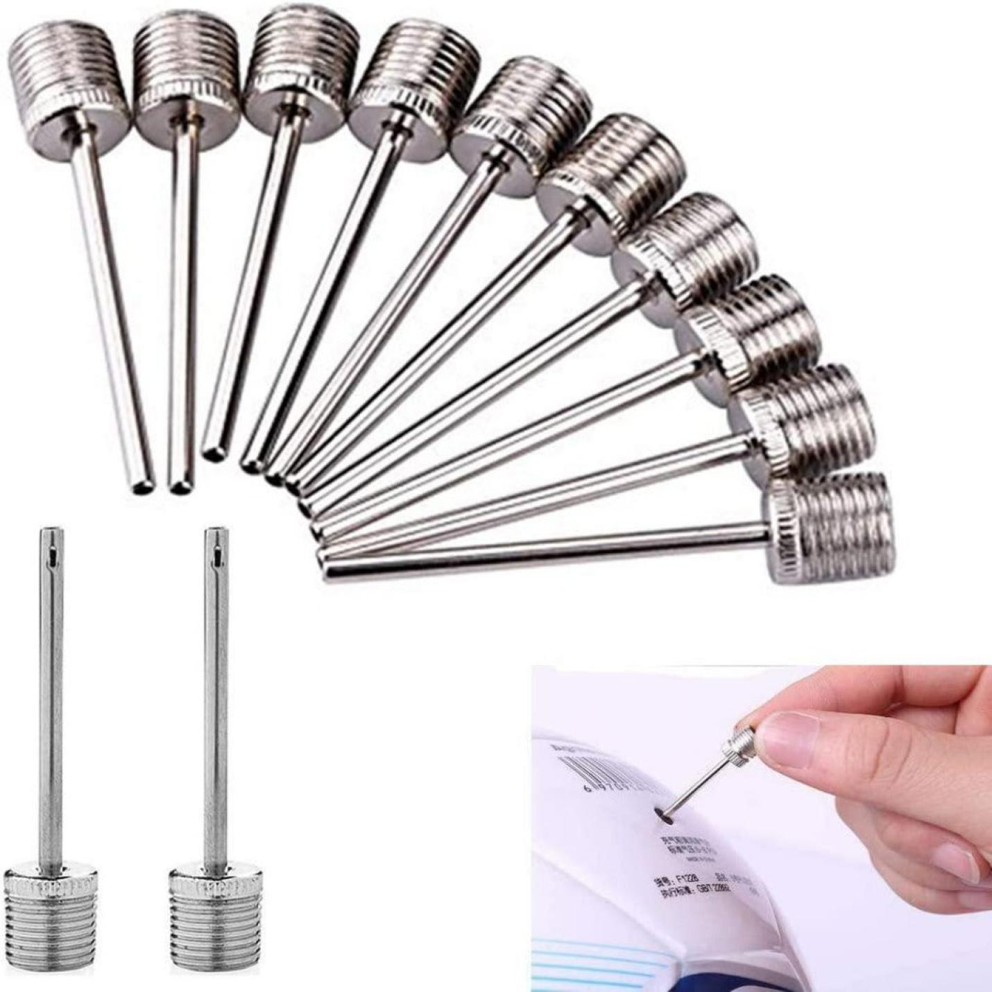 Set zilverkleurige metalen handboorgereedschappen met draaibare koppen voor precisieboren, weergegeven naast een demonstratie van het gebruik ervan op papier met Roestvrijstalen ballenpomp naalden: de perfecte manier om je ballen op te pompen.