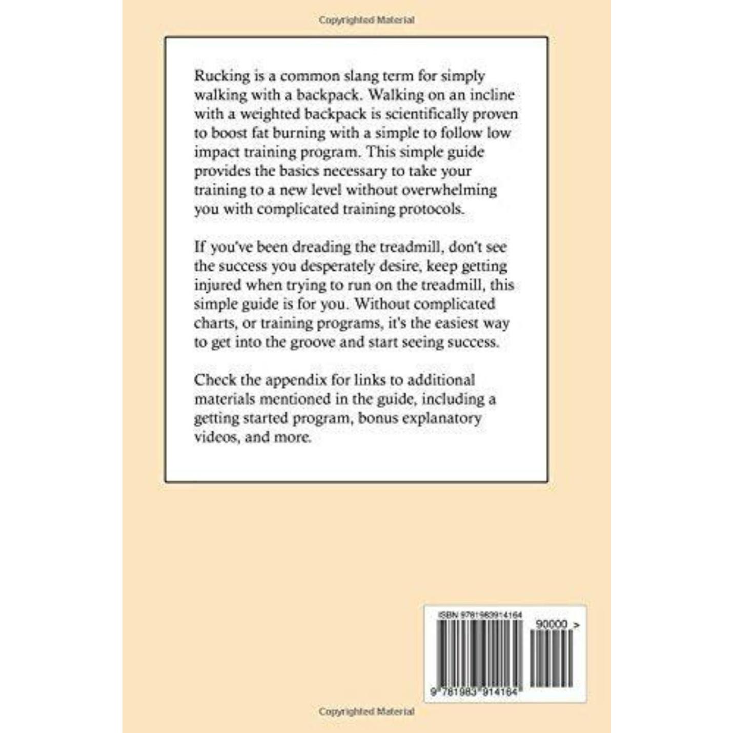 Achterkant van een boek met de titel "Rucking Simple Treadmill Training Guide: Weighted Backpack Training for Fat Loss and Fitness", met een samenvatting over de voordelen van rucken, instructies om te beginnen en een streepjescode met een ISBN-nummer onderaan.