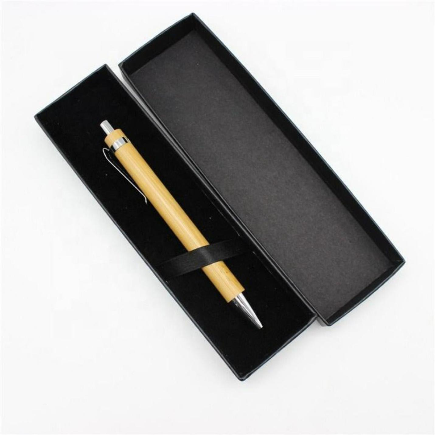 Een Schrijf duurzaam en stijlvol met onze bamboe balpen in een open zwarte doos met een band om deze te vergiftigen.