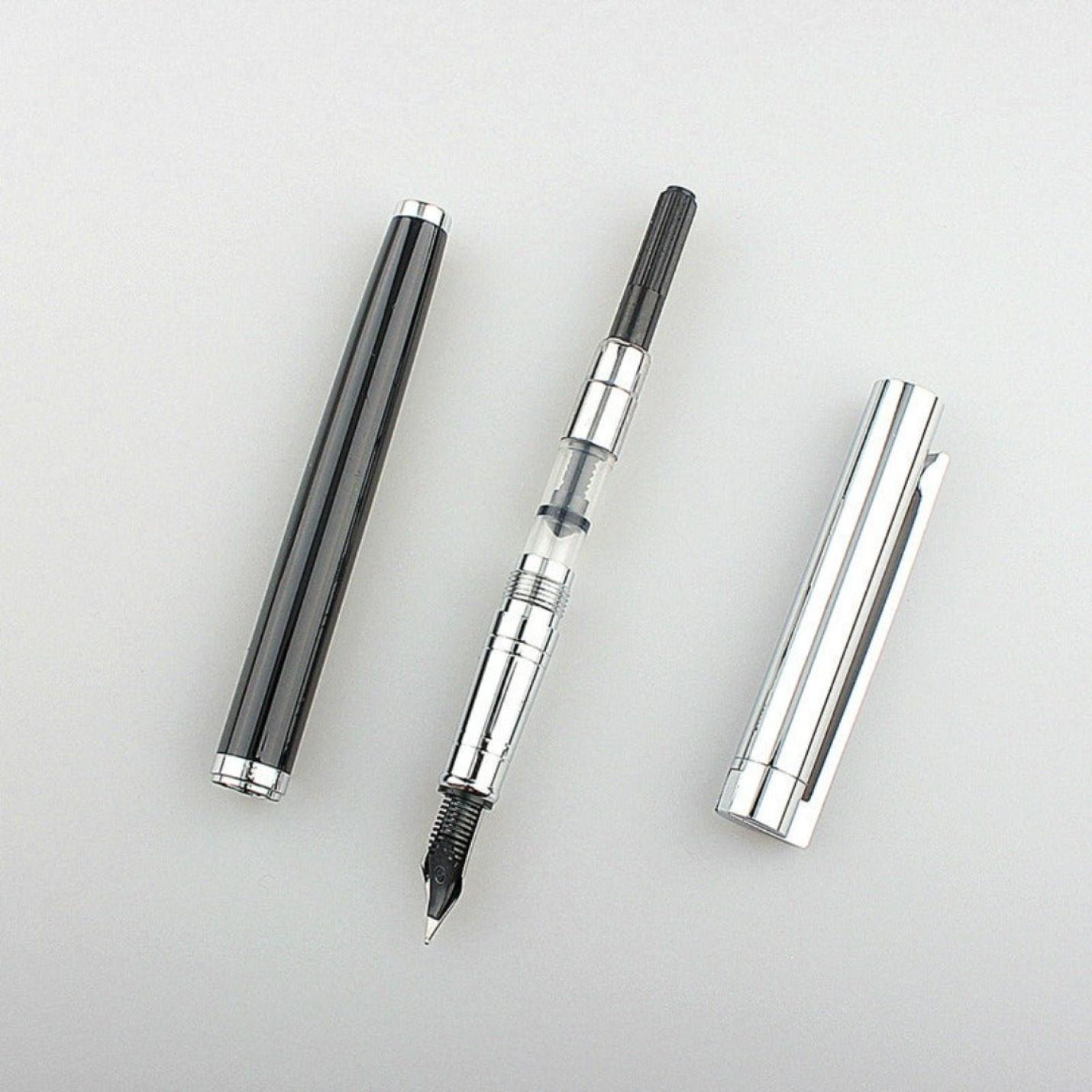 Een Schrijf fijn en precies met onze luxe vulpen met 0,5mm extra fijne punt gedemonteerd in drie delen: dop, extra fijne punt en houder.