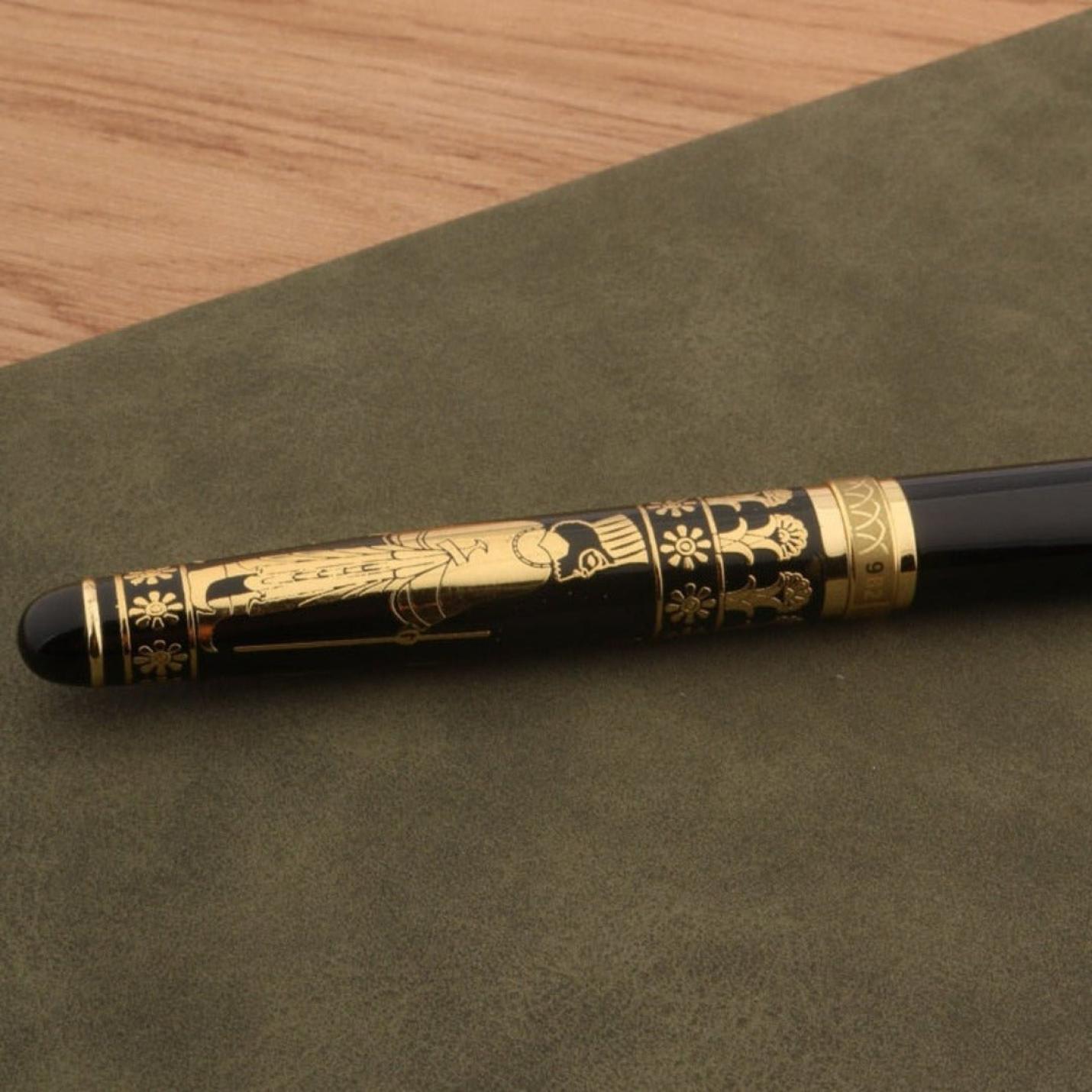 Een luxueus schrijfinstrument, een Schrijfgeschiedenis met de Egyptische farao vulpen, gelegen op een groene ondergrond.