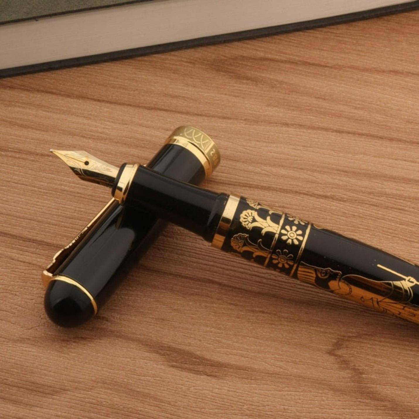 Een luxe Schrijfgeschiedenis met de egyptische farao vulpen met een goudkleurige penpunt, liggend op een houten oppervlak naast een boek.