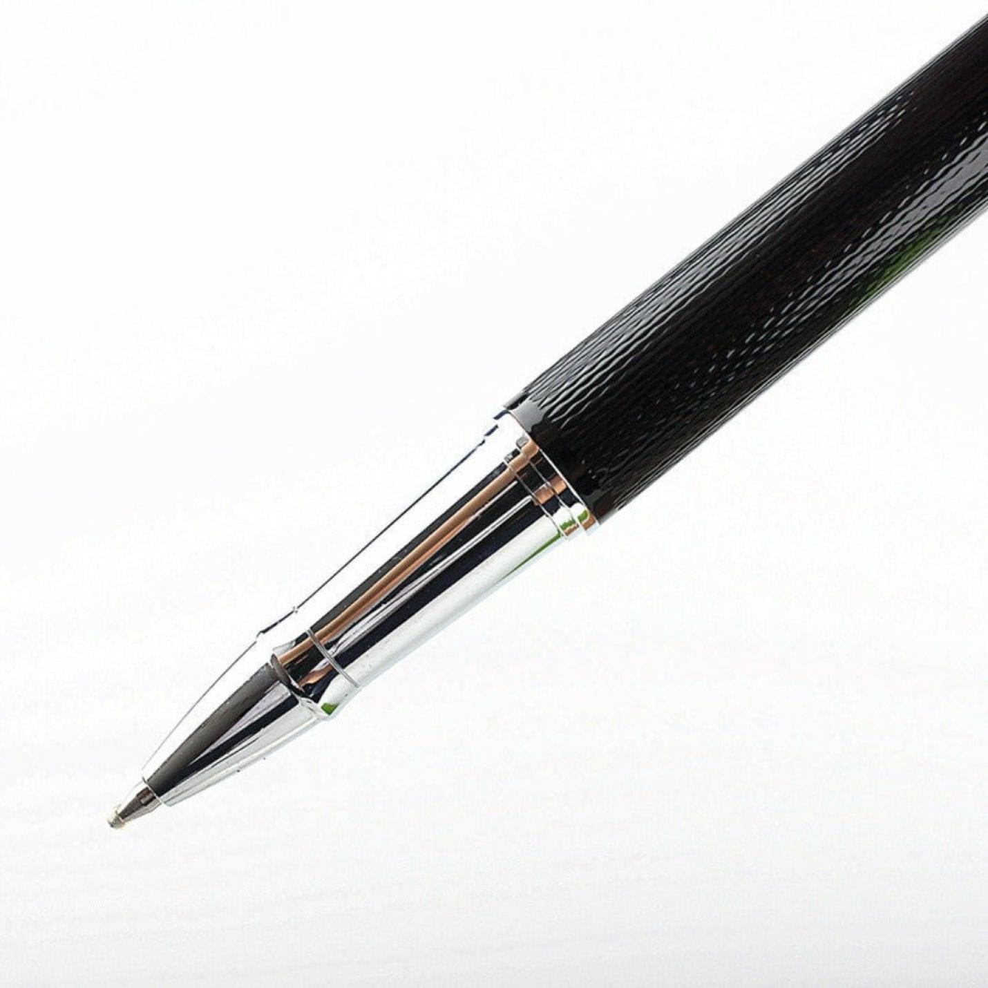 Schrijf in stijl met de luxe kantoorpen, het perfecte schrijfinstrument voor elke professionele omgeving met een comfortabele grip op een witte achtergrond.