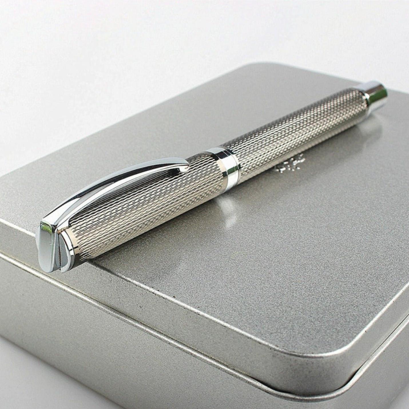 Een schrijfmachine in stijl met de luxe kantoorpen, het perfecte schrijfinstrument voor elke professionele omgeving, rustend op een bijpassende metalen behuizing met een comfortabel gripontwerp.