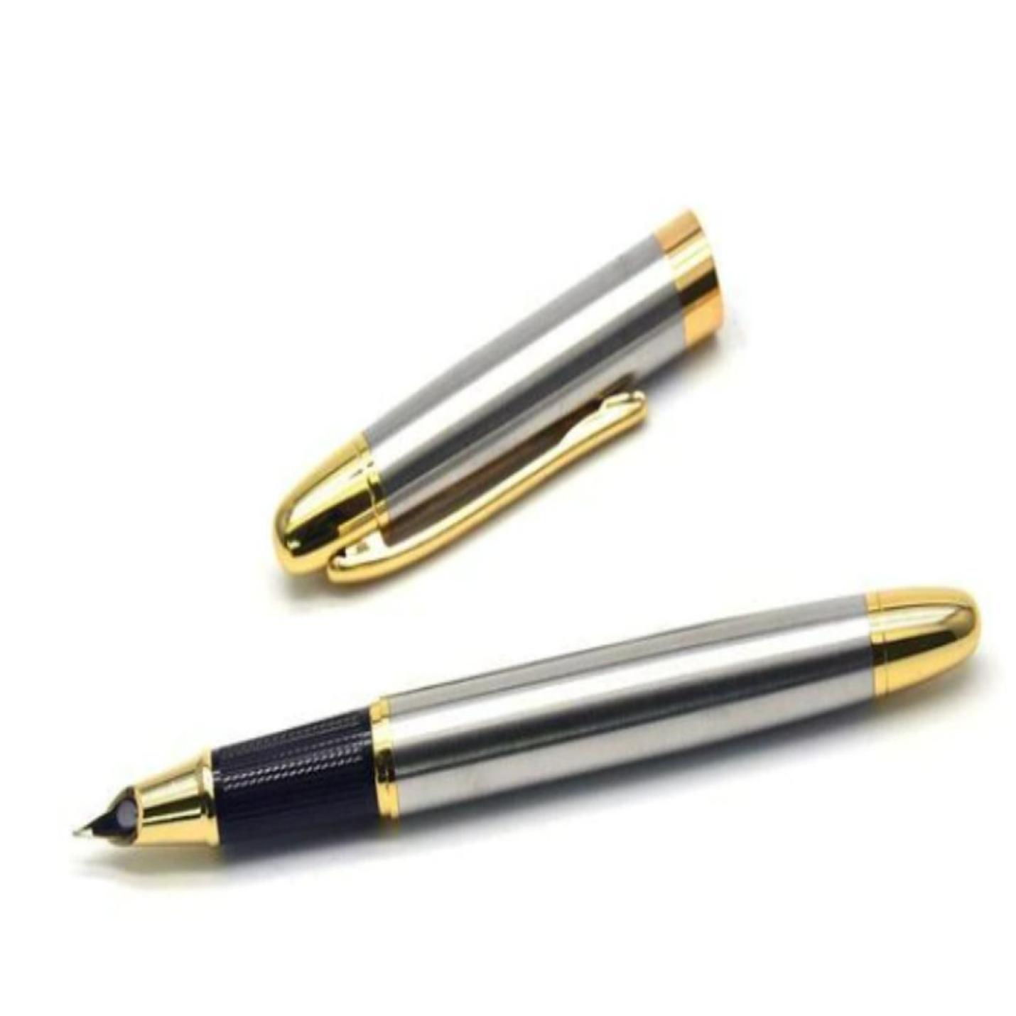 Schrijf in stijl met de Luxe metalen vulpen, gedemonteerd weergegeven met een dop en lichaam apart op een witte achtergrond.