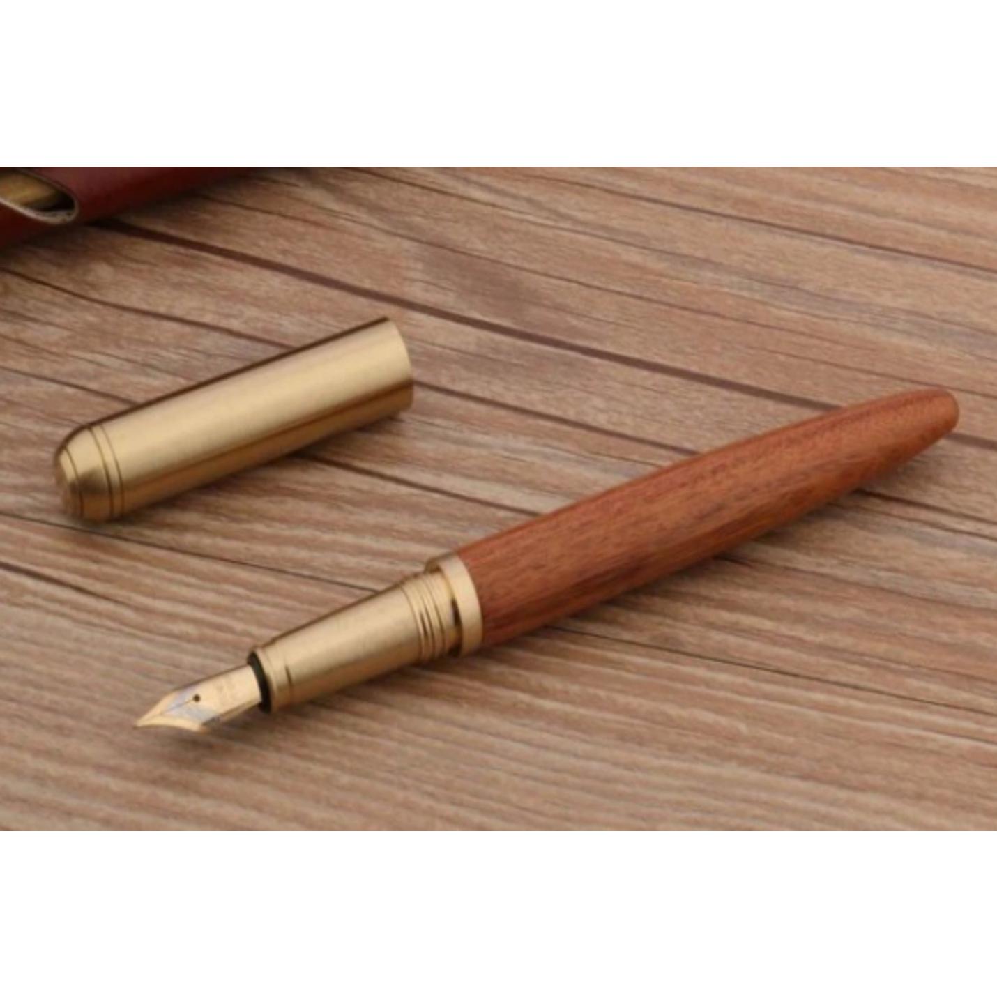 Een houten vulpen met een koperen dop en een Bend Nib, liggend op een houten oppervlak voor een unieke schrijfervaring.
Schrijf in stijl met de unieke combinatie van hout en koper van deze Bend Nib pen.