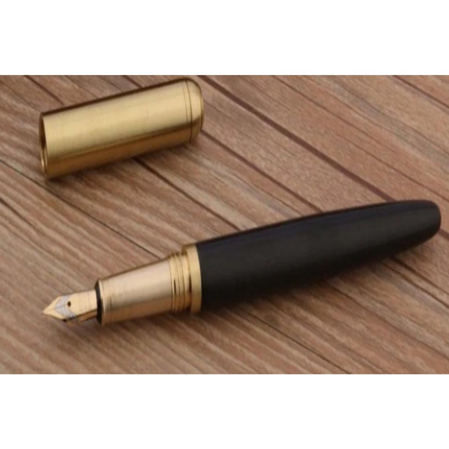 Een schrijver in stijl met de unieke combinatie van hout en koper van deze Bend Nib-pen met verwijderde dop, liggend op een houten oppervlak.