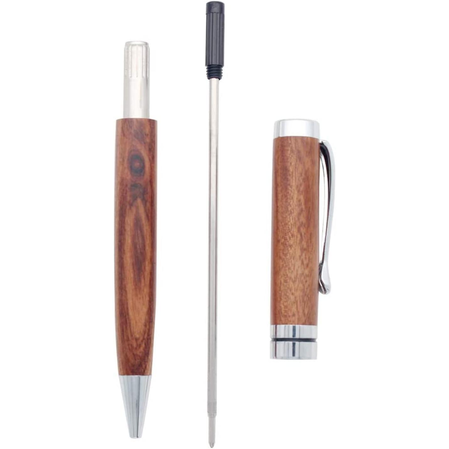 Schrijf in stijl met onze [productnaam] pen, gedemonteerd in drie delen, toont de body, inktpatroon en dop met clip.