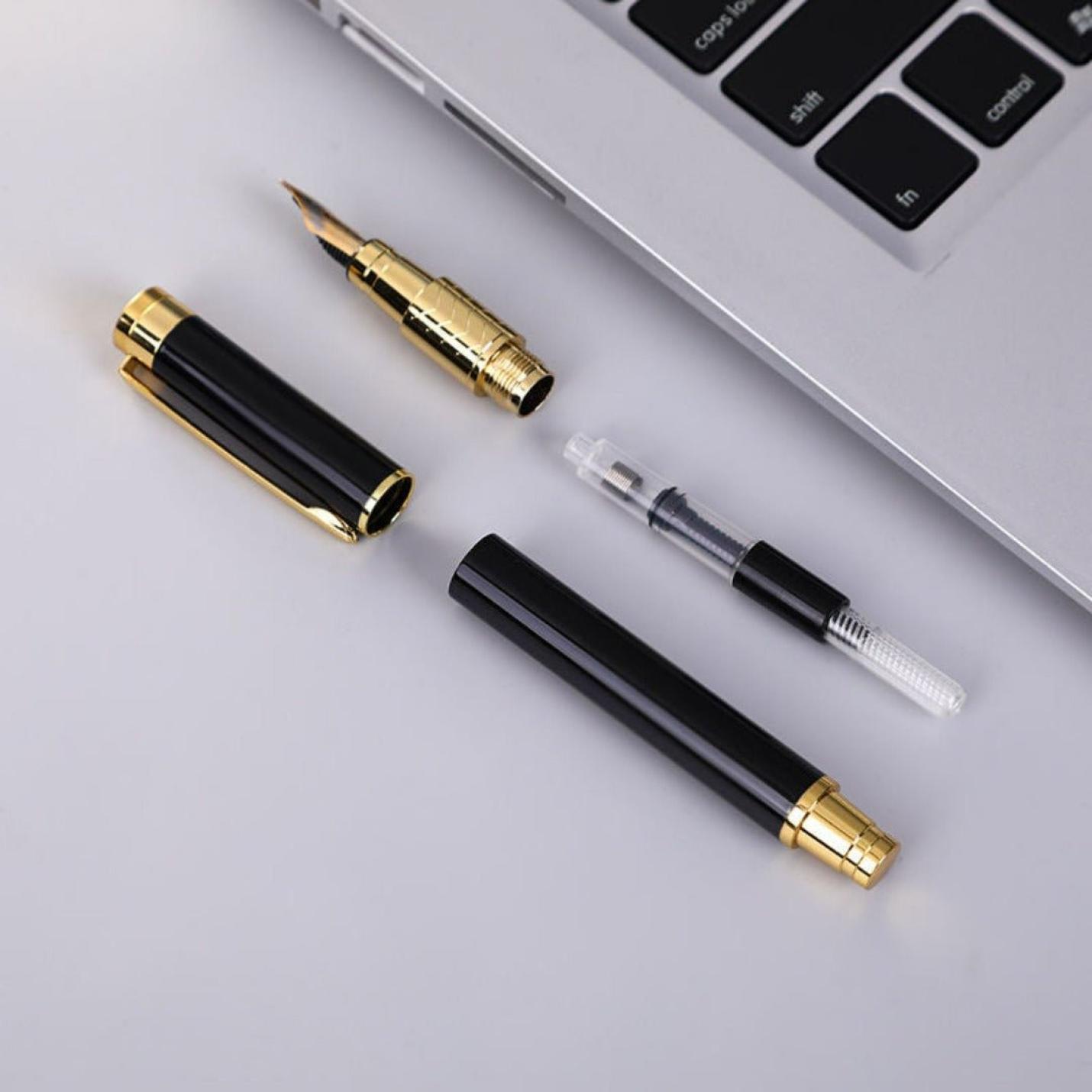 Een luxe schrijver in stijl met onze luxueuze marmeren vulpen met iridium punt, gedemonteerd, naast een laptop op een wit oppervlak.