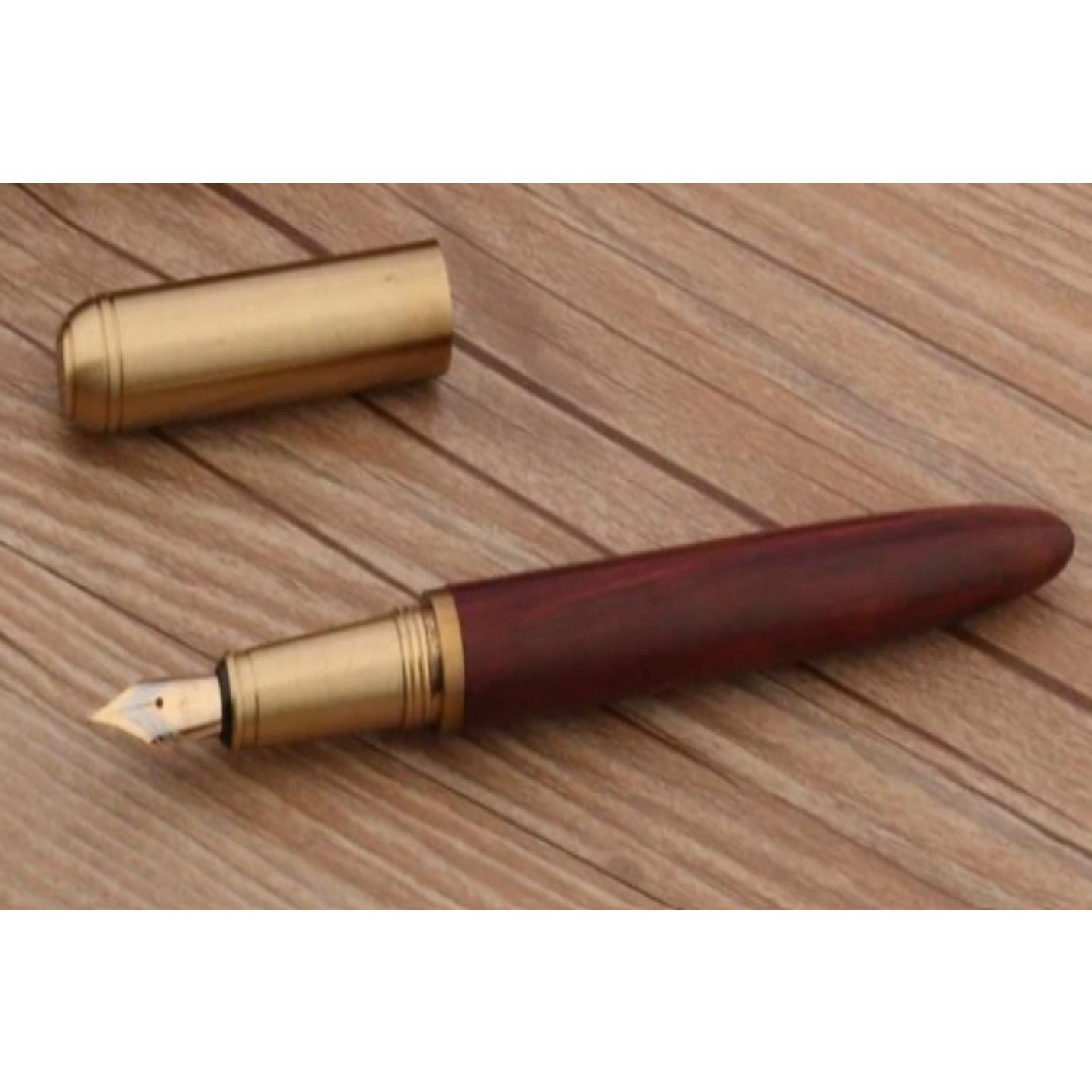 Een duurzame Schrijf in stijl met onze unieke houten en koperen pen met een houten houder en metalen dop, voorzien van een F-punt, geplaatst op een houten oppervlak.